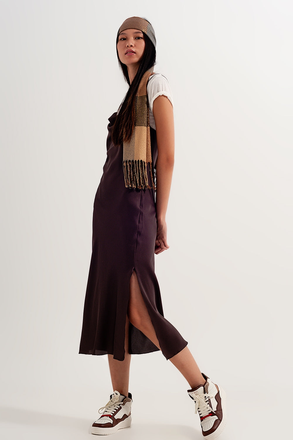 Robe courte en satin à fines bretelles marron
