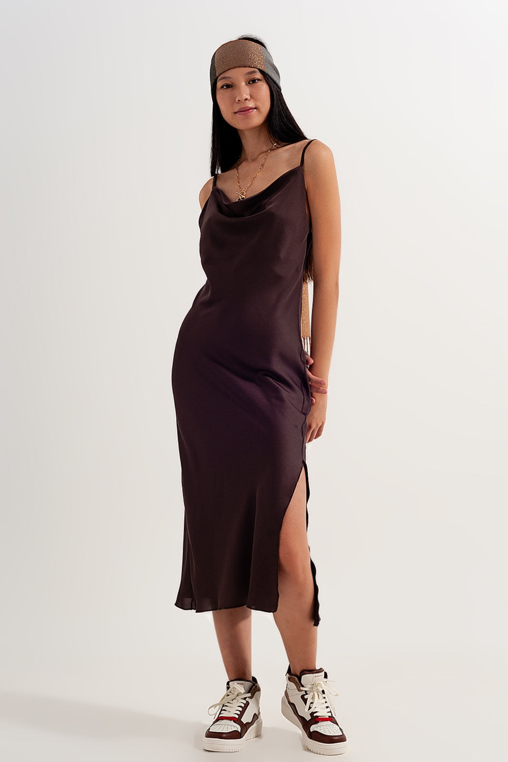 Robe courte en satin à fines bretelles marron