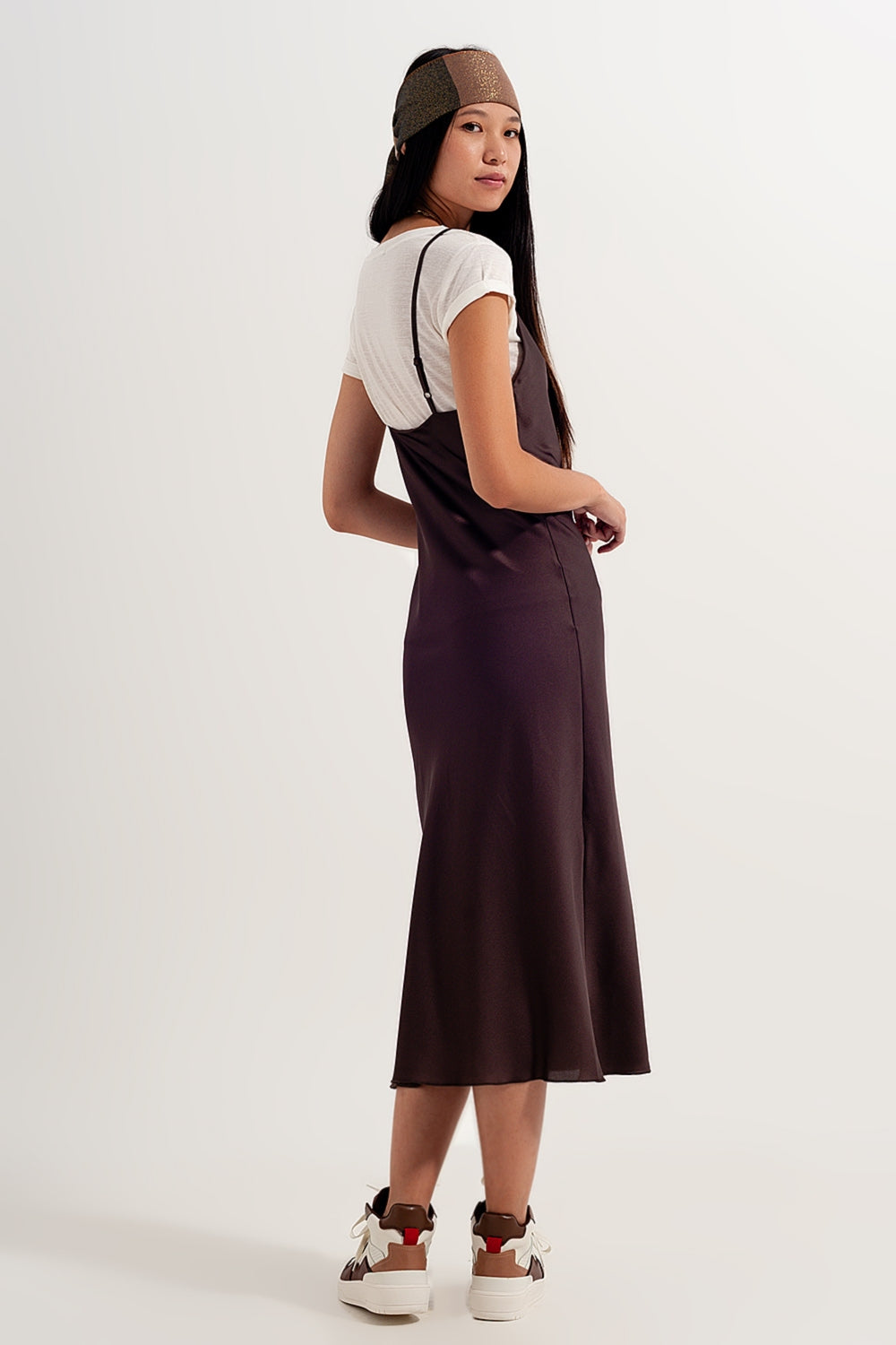 Robe courte en satin à fines bretelles marron