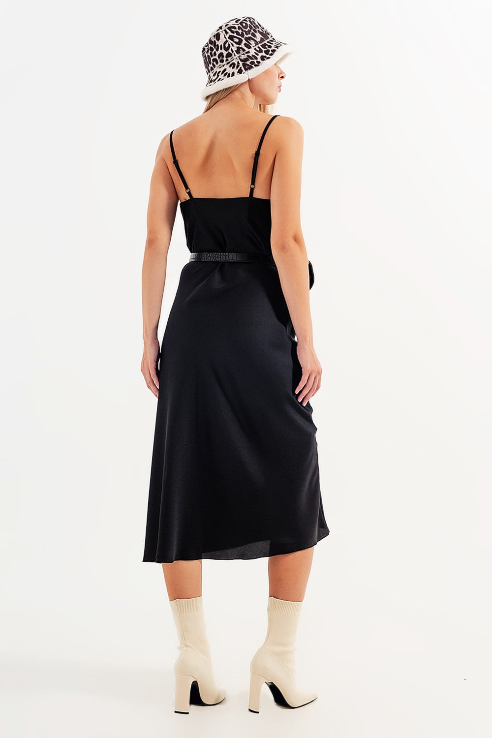 Robe courte en satin à fines bretelles noire