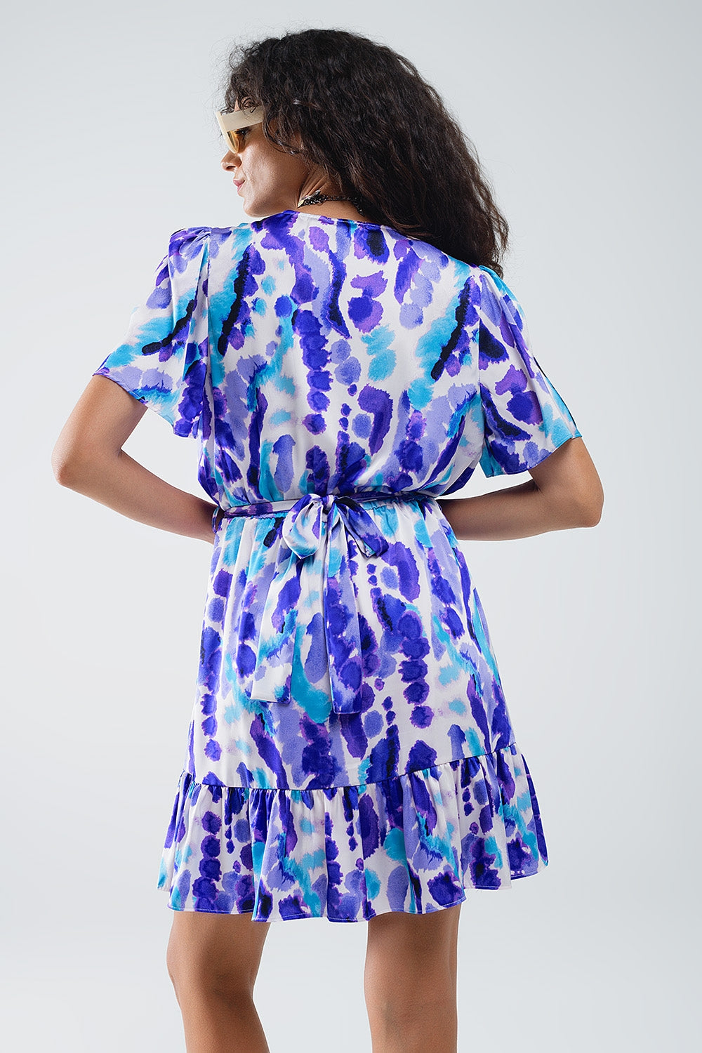 Robe courte enveloppante en bleu et violet Tie-dye