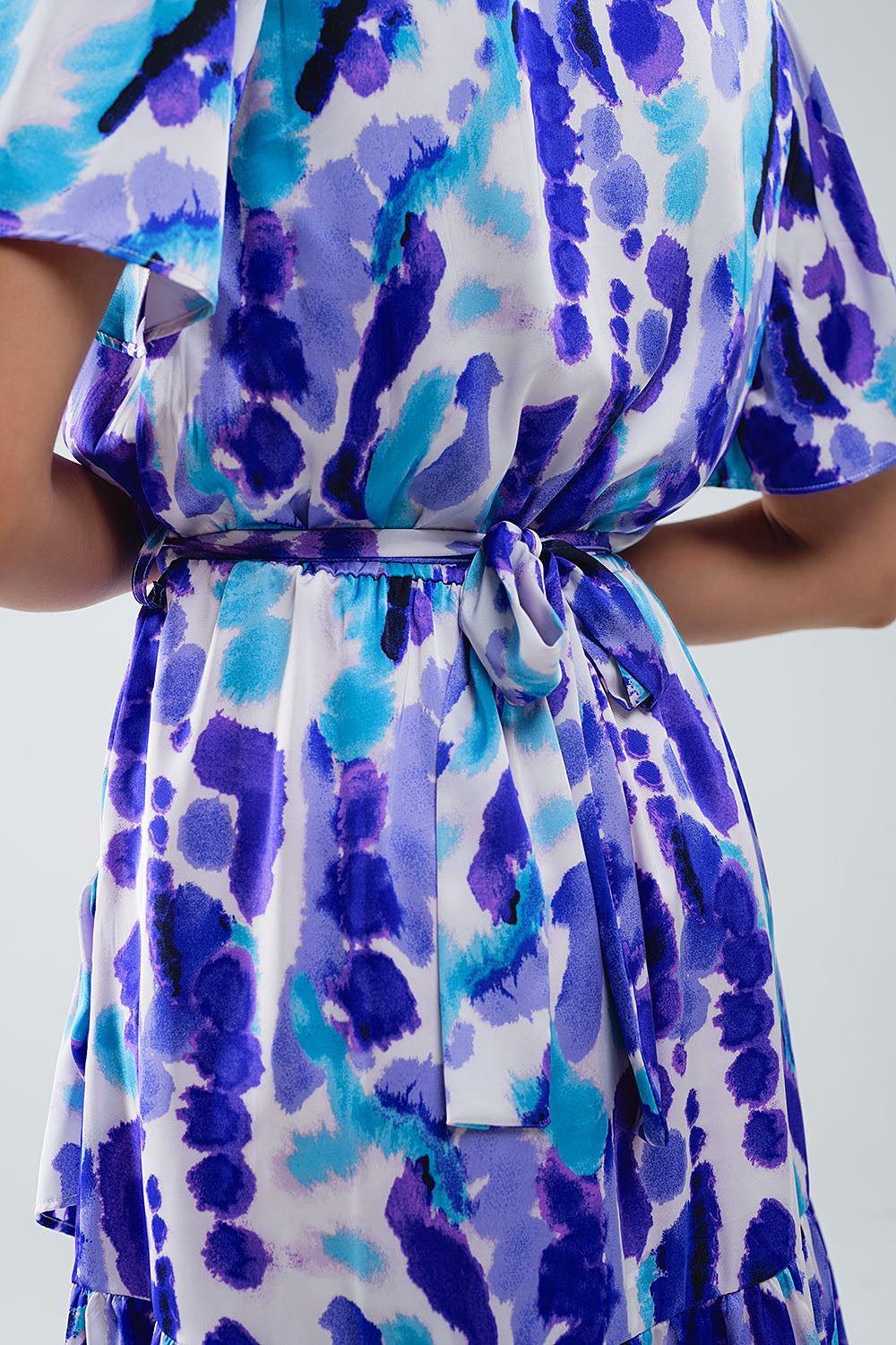 Robe courte enveloppante en bleu et violet Tie-dye