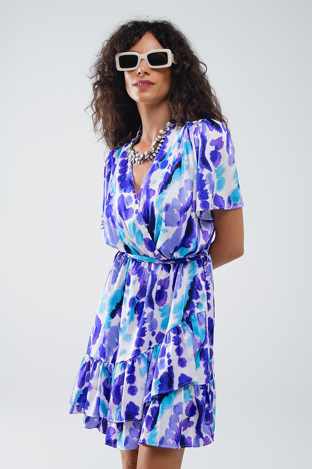 Robe courte enveloppante en bleu et violet Tie-dye