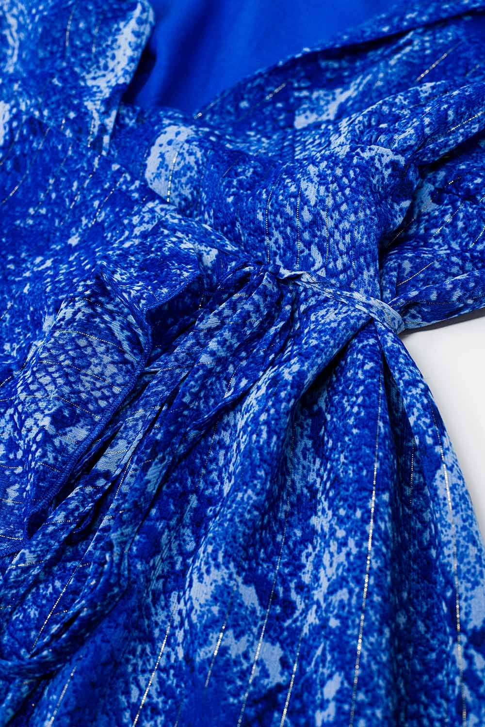 Robe courte enveloppante en imprimé animal bleu et lurex doré