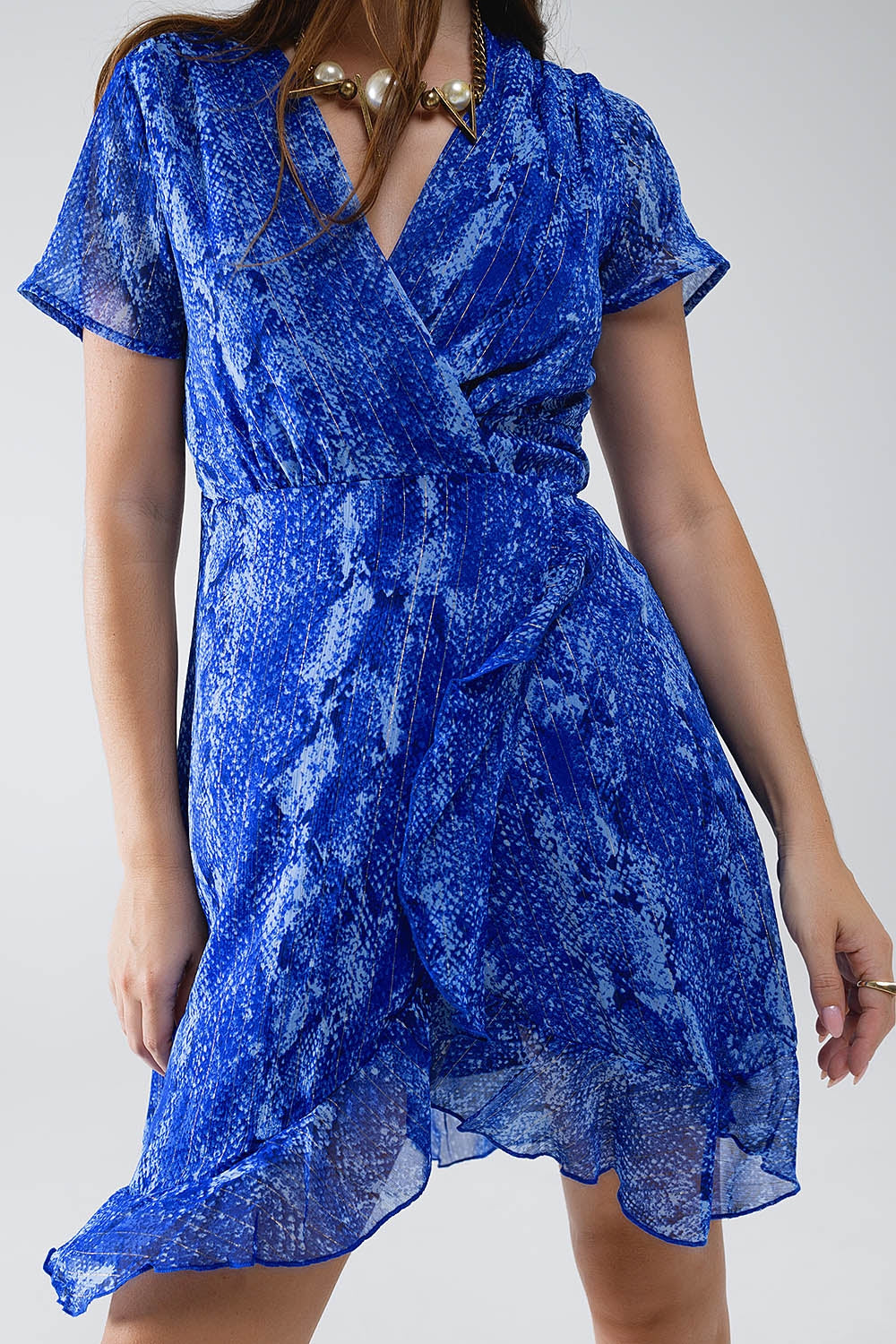 Robe courte enveloppante en imprimé animal bleu et lurex doré