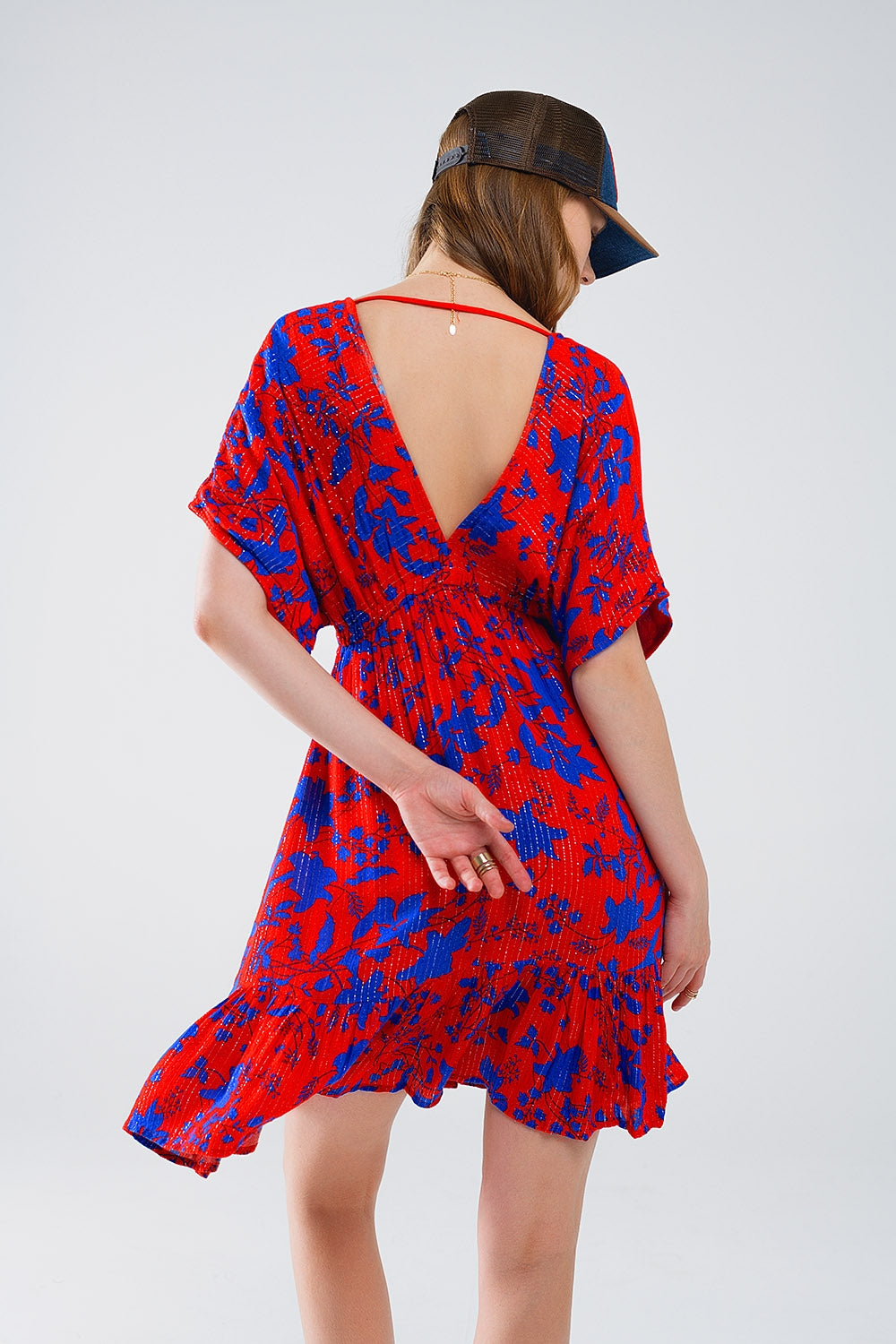 Robe courte et fluide en rouge avec imprimé floral bleu