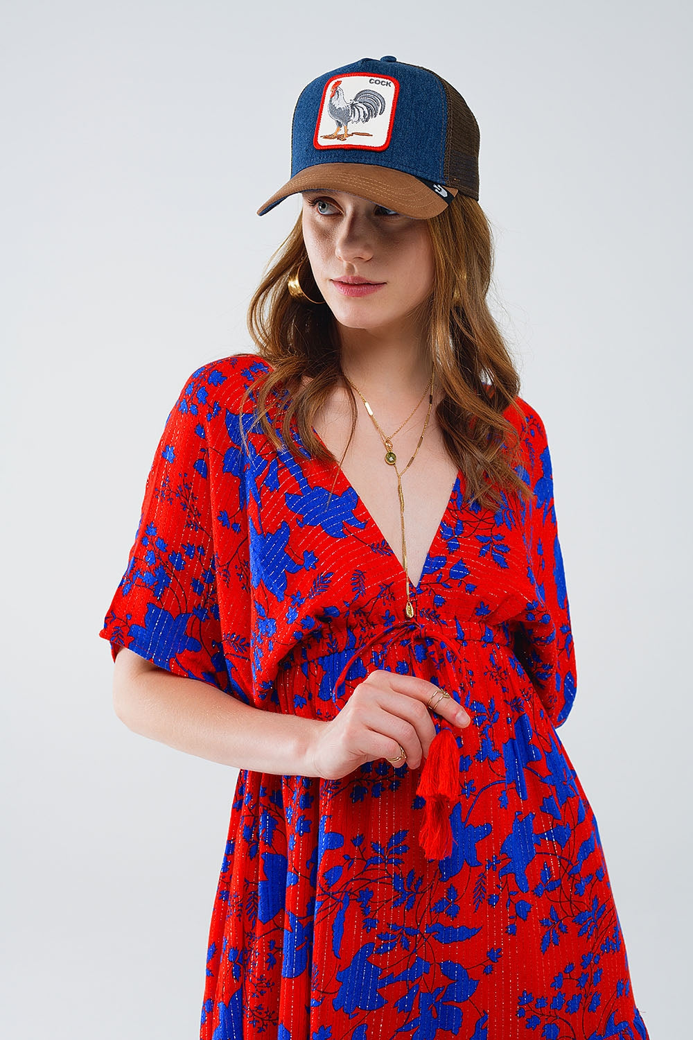 Robe courte et fluide en rouge avec imprimé floral bleu