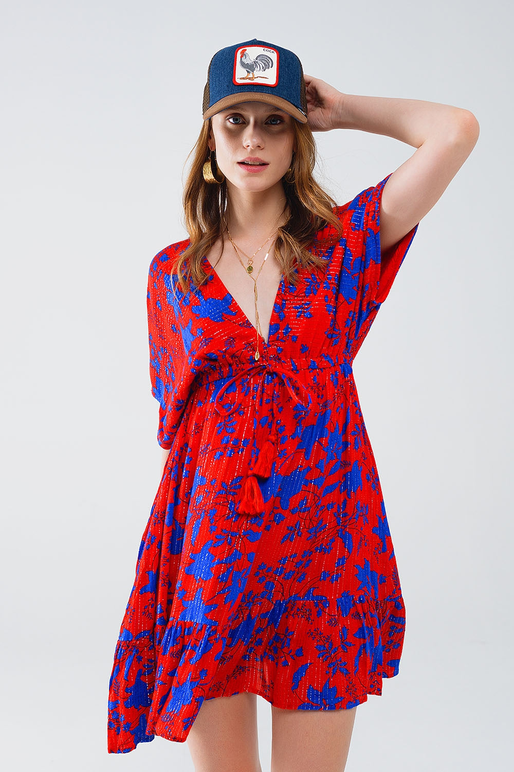 Robe courte et fluide en rouge avec imprimé floral bleu