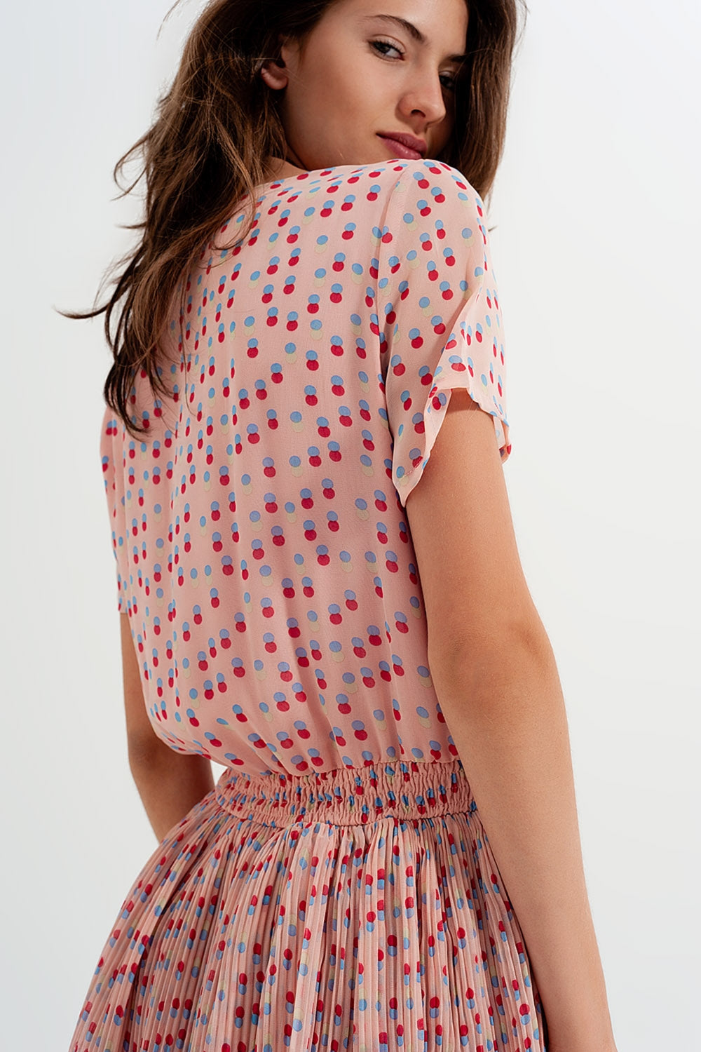 Robe courte froncée à basque rose