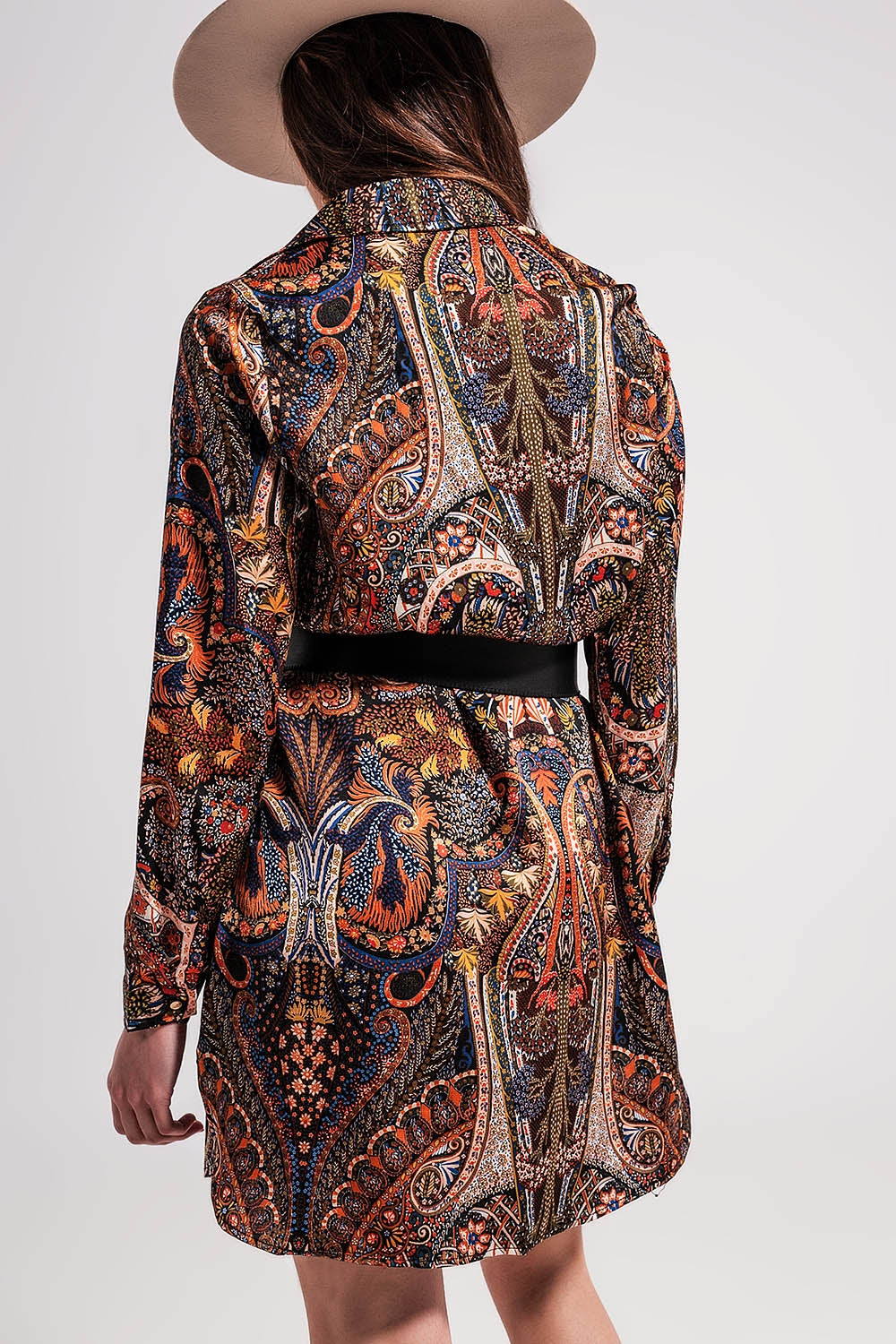 Robe courte noire à manches longues avec imprimé motif cachemire