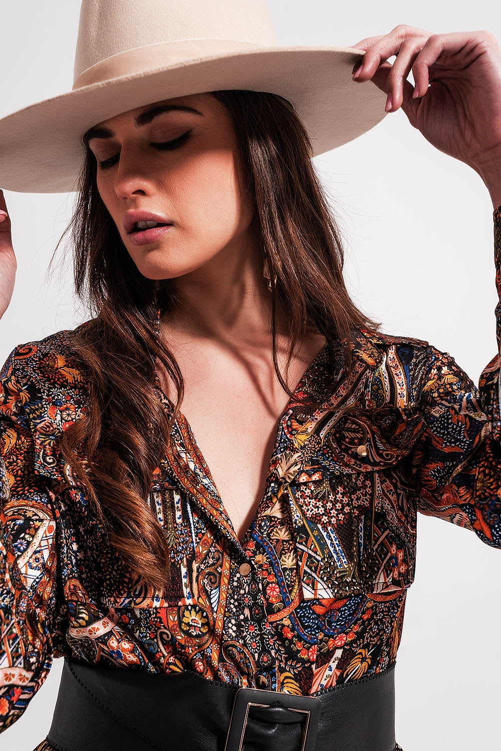 Robe courte noire à manches longues avec imprimé motif cachemire