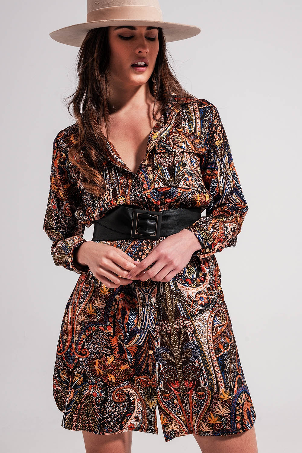 Robe courte noire à manches longues avec imprimé motif cachemire