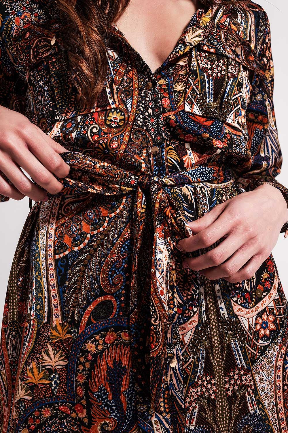 Robe courte noire à manches longues avec imprimé motif cachemire