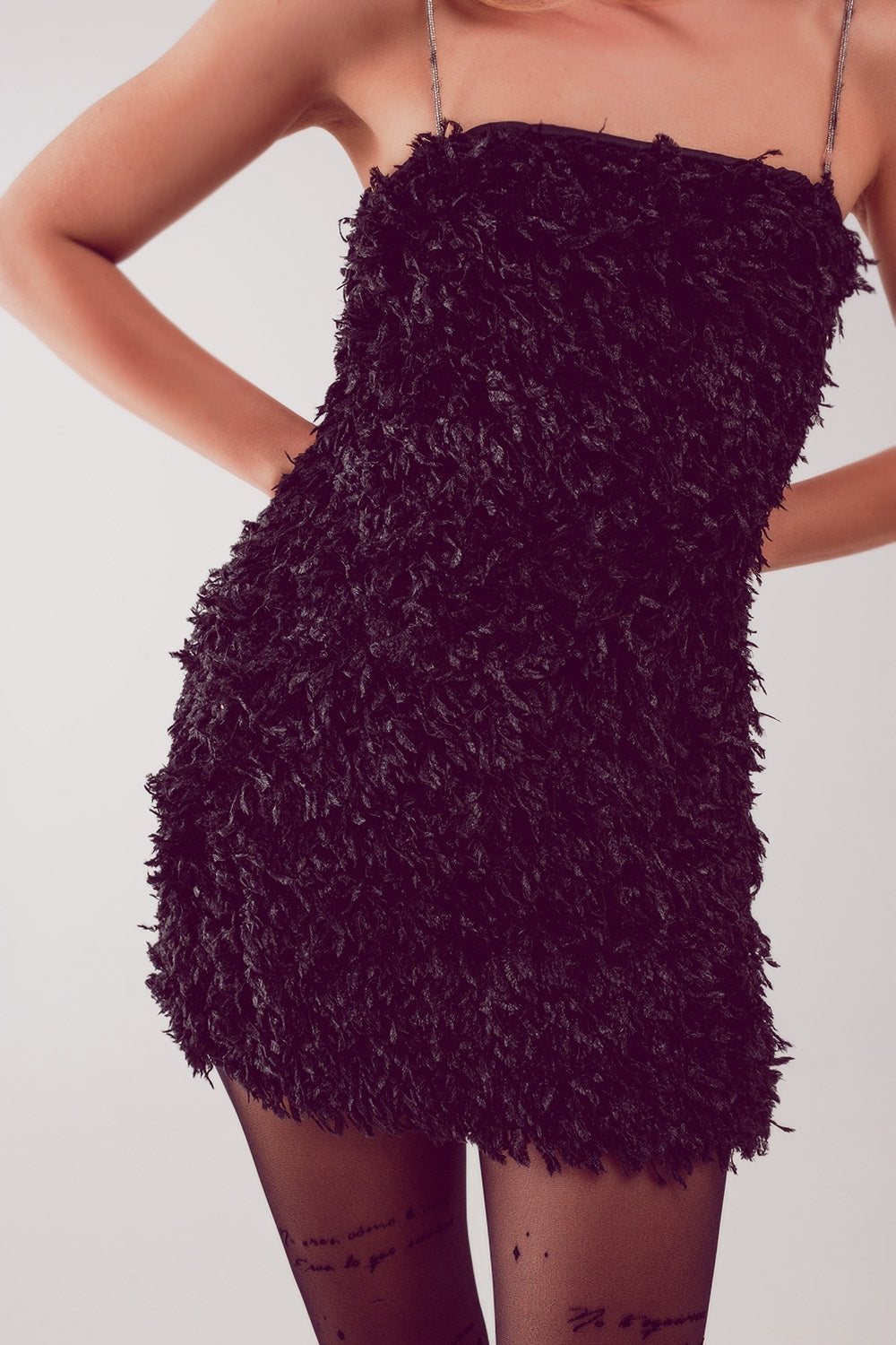 Robe courte ornée de plumes artificielles couleur noir