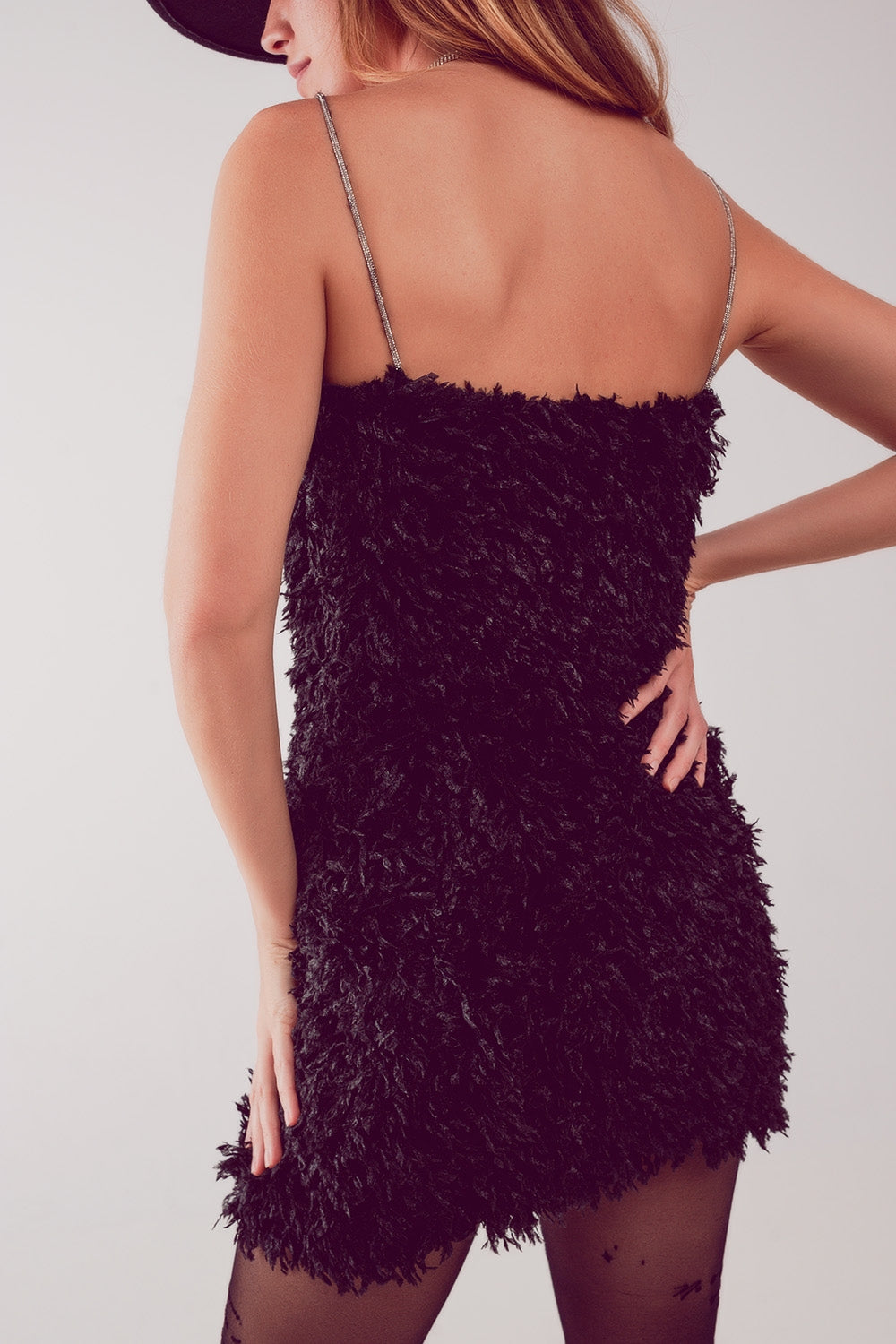 Robe courte ornée de plumes artificielles couleur noir