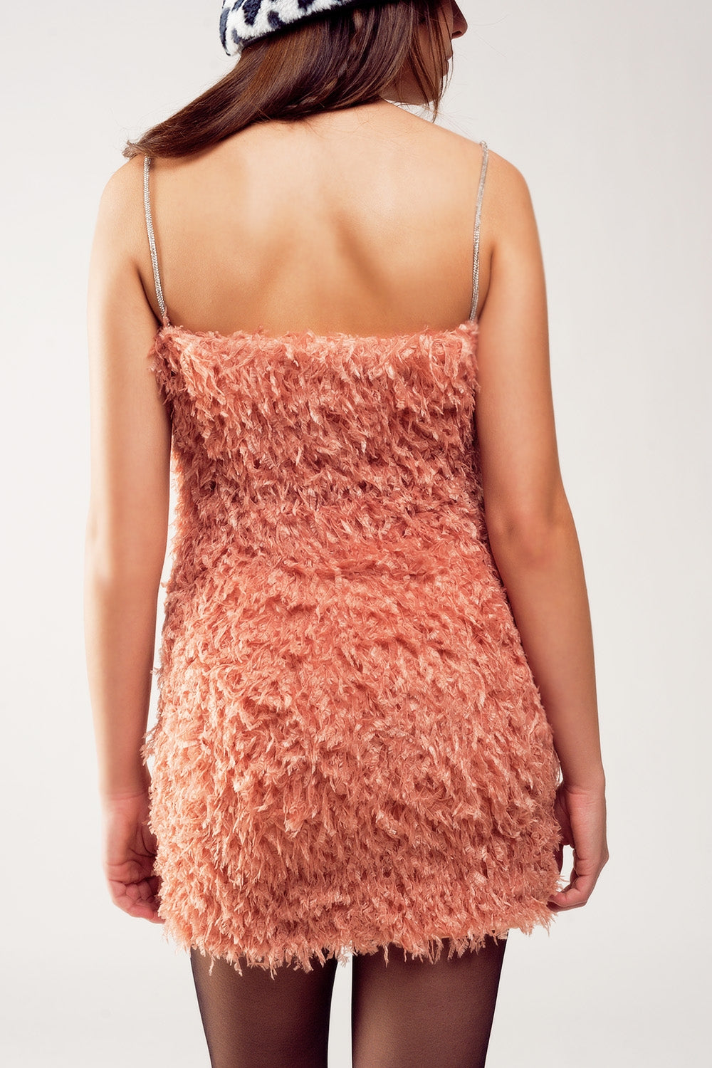 Robe courte ornée de plumes artificielles couleur rose