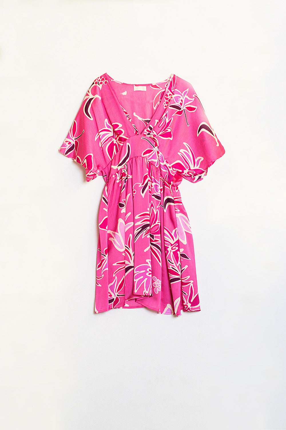 Robe courte rose à imprimé fleuri et décolleté en V