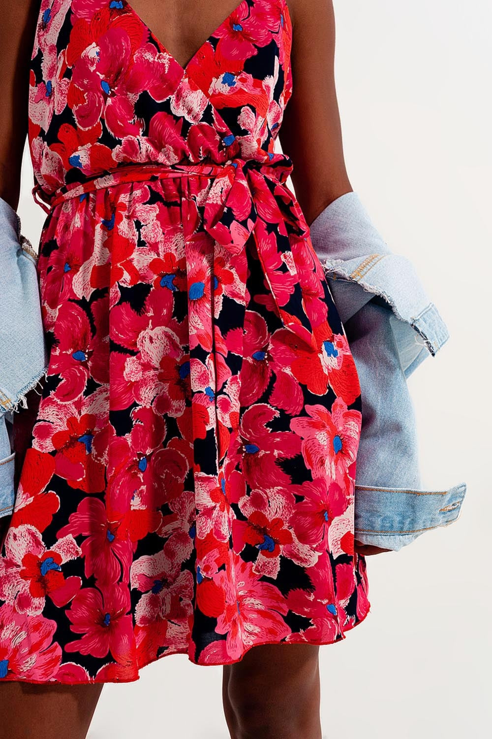 Robe courte rose vif avec imprimé floral et bretelles