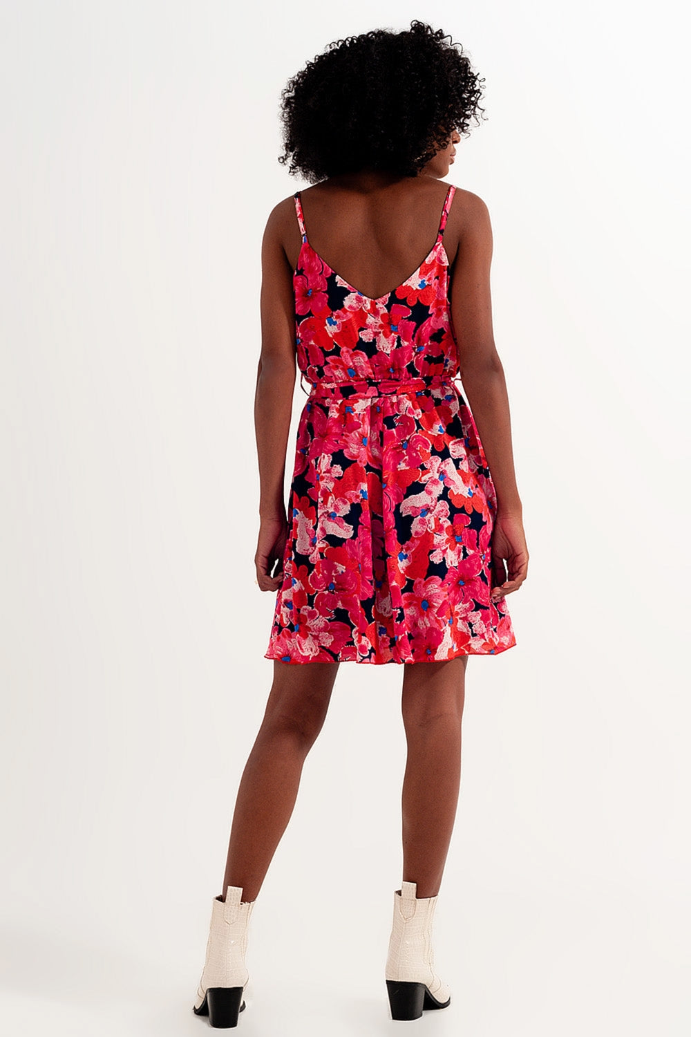 Robe courte rose vif avec imprimé floral et bretelles