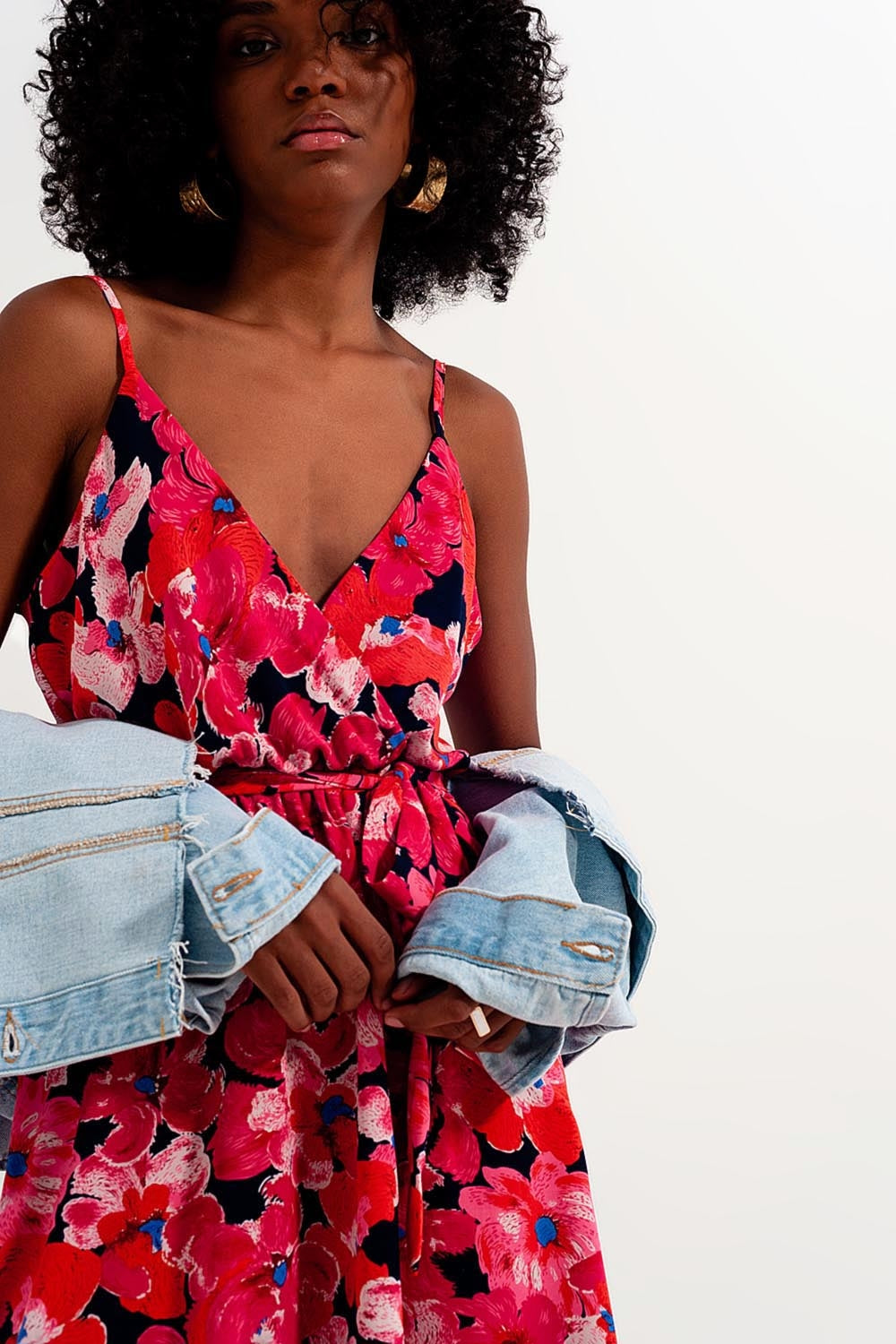 Robe courte rose vif avec imprimé floral et bretelles