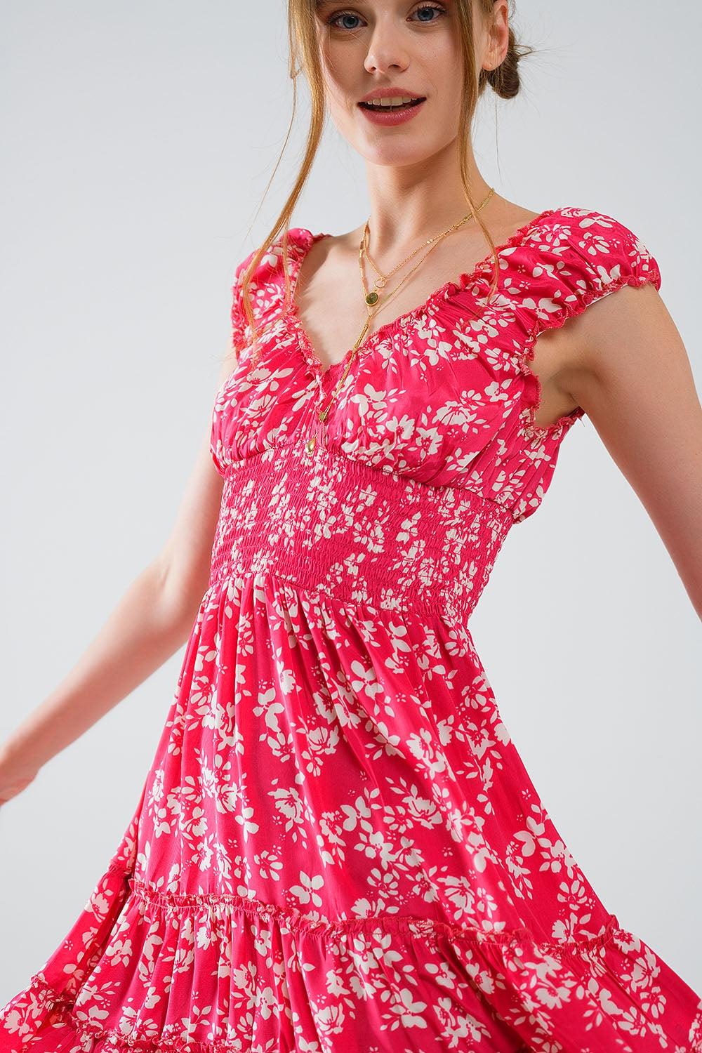 Robe courte rouge à imprimé floral blanc et taille élastique
