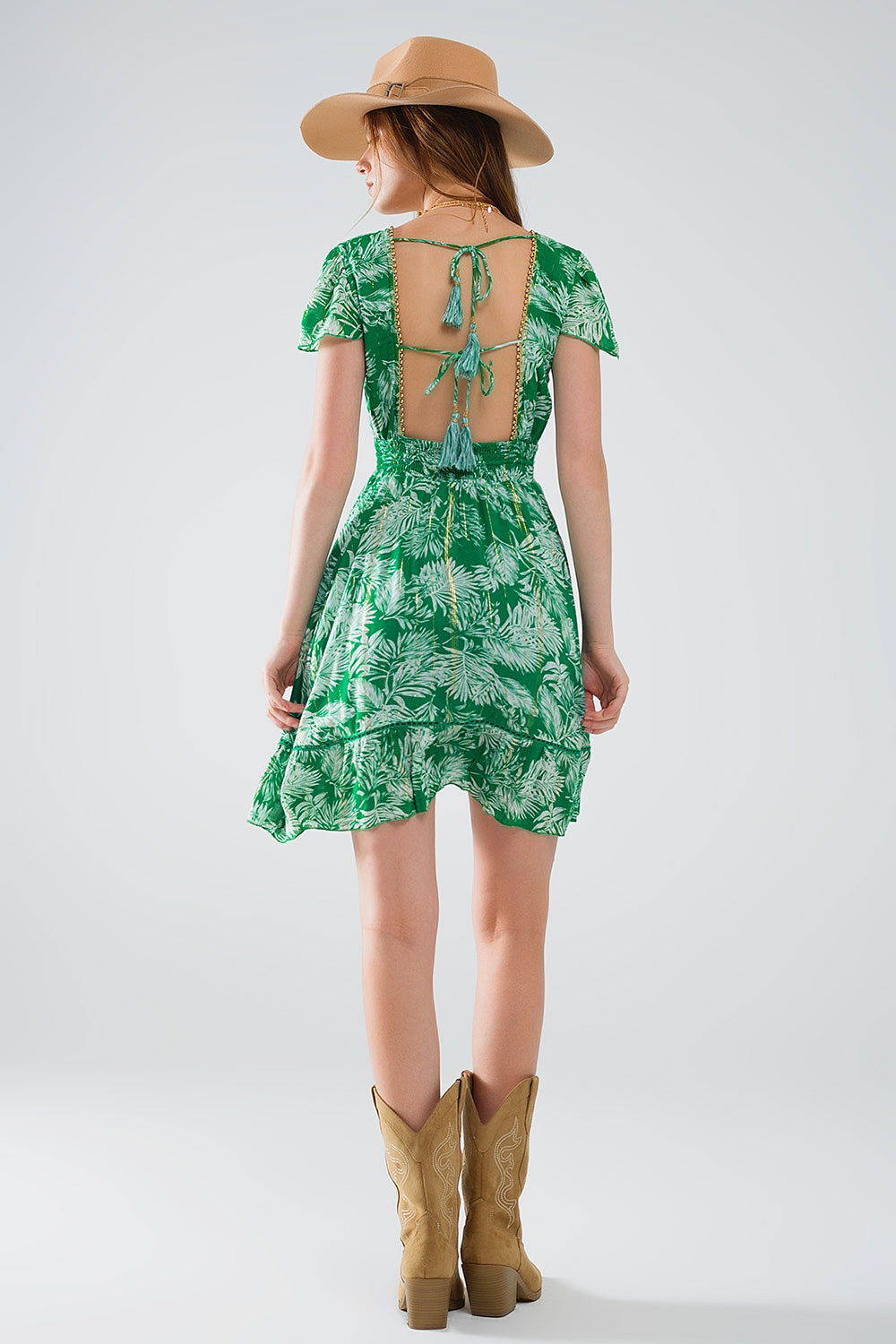 robe courte verte à imprimé floral boho et dos ouvert