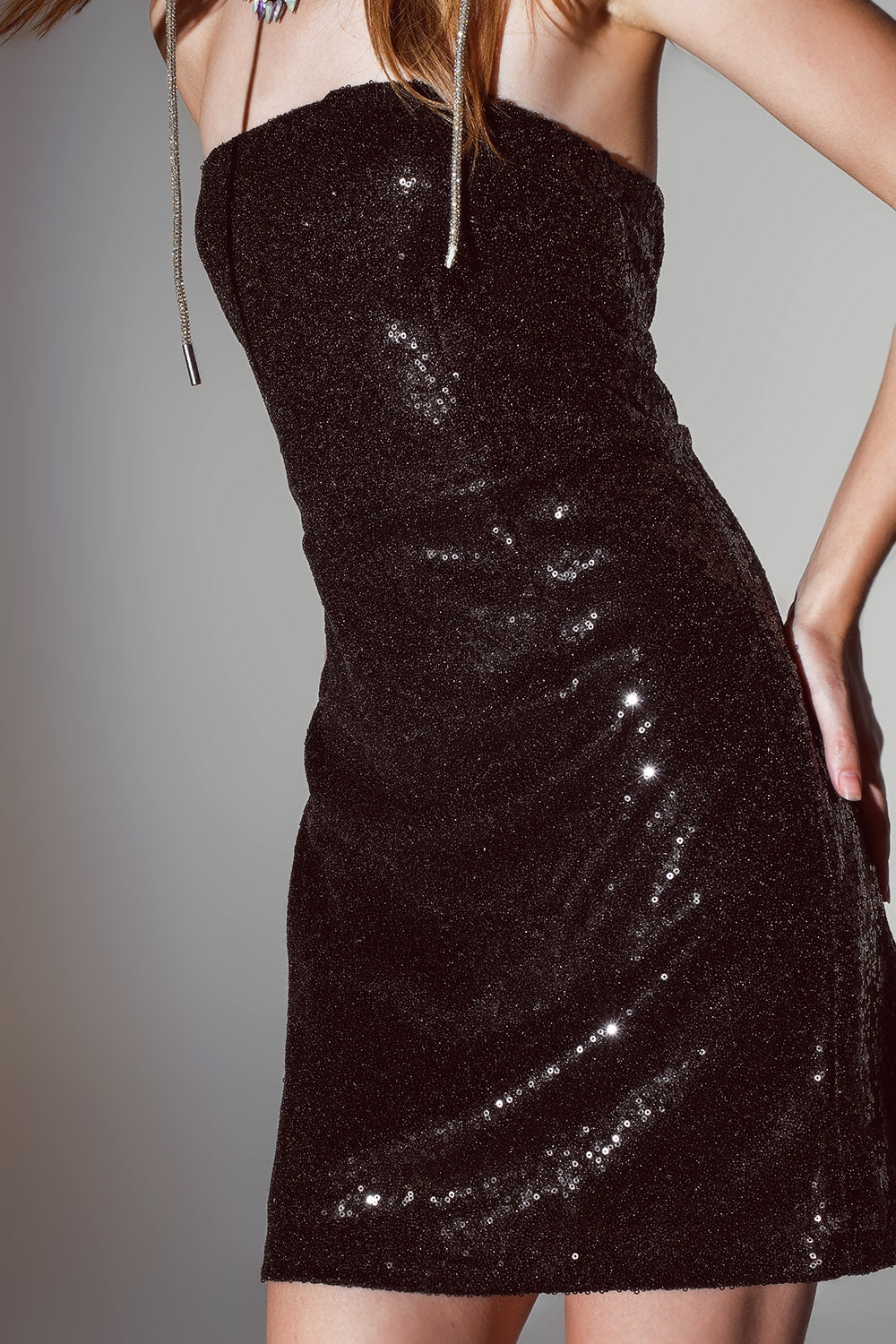 Robe crayon mini bandeau à sequins noire.