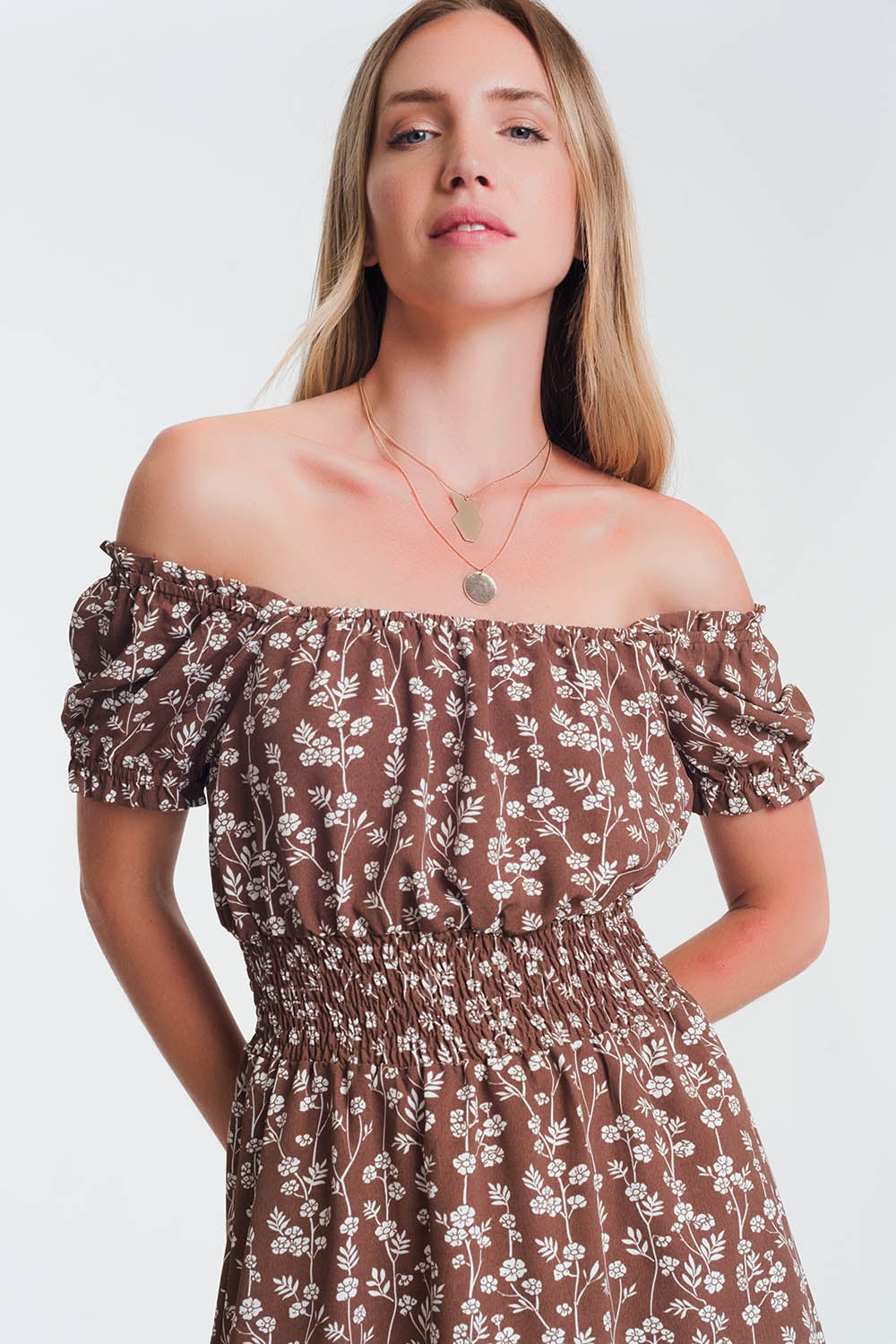 Robe d'été courte style bardot à fleurs marron