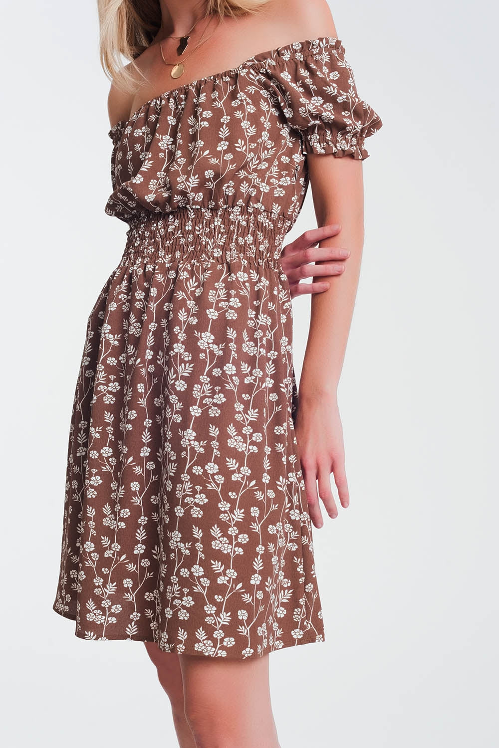 Robe d'été courte style bardot à fleurs marron
