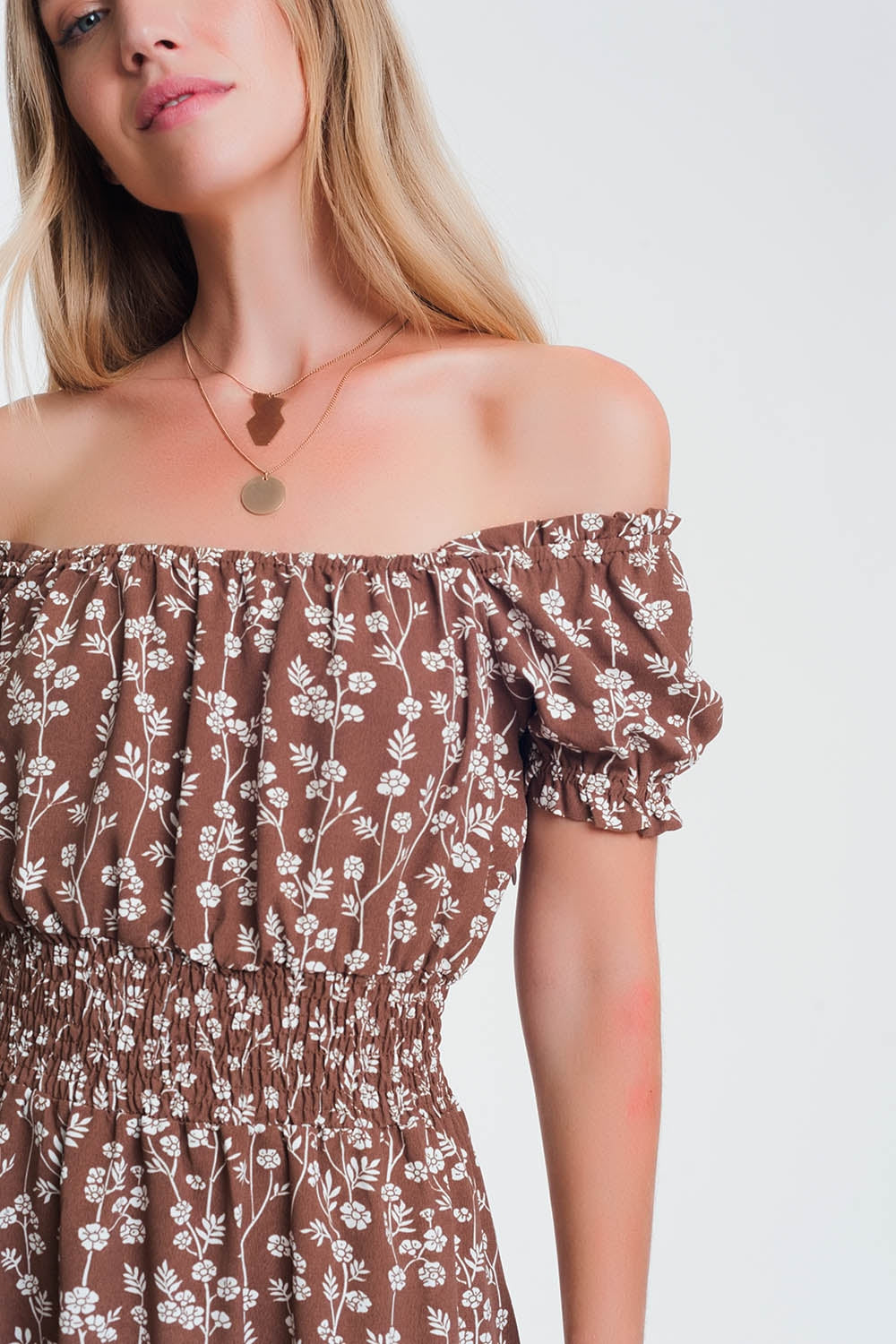 Robe d'été courte style bardot à fleurs marron