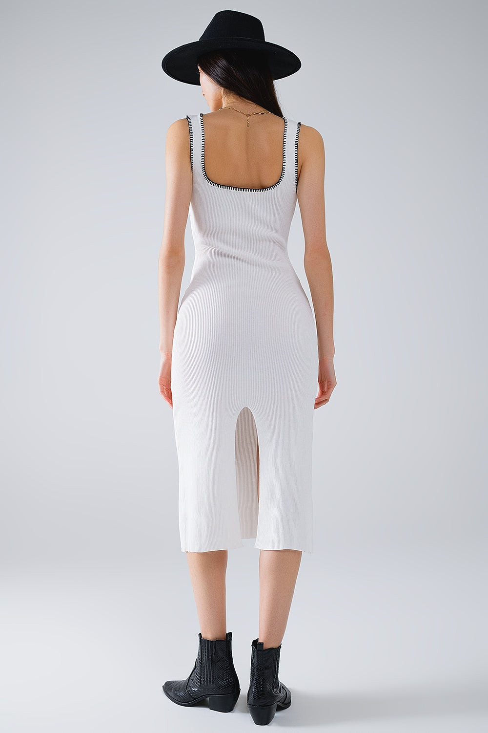Robe d'été en maille épousant le corps blanche avec bordures noires