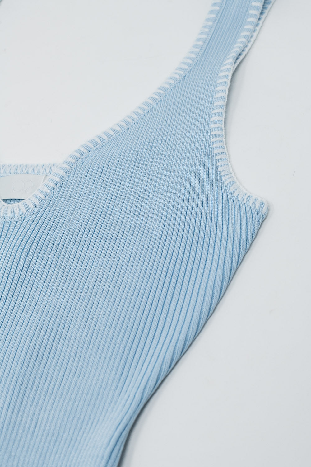 Robe d'été en maille près du corps en bleu clair avec bordures blanches