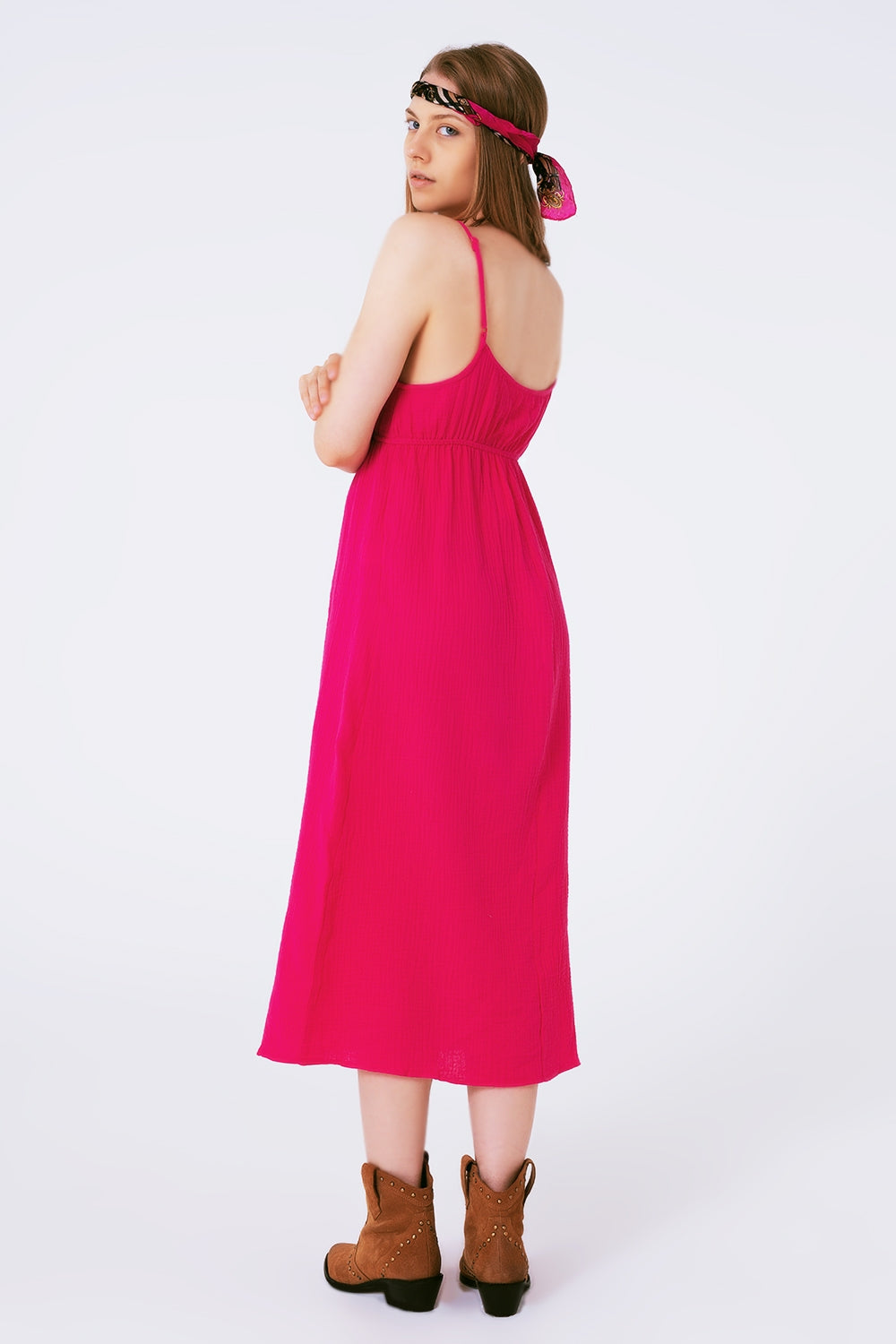 Robe d'été longue fuchsia à bretelles et taille froncée