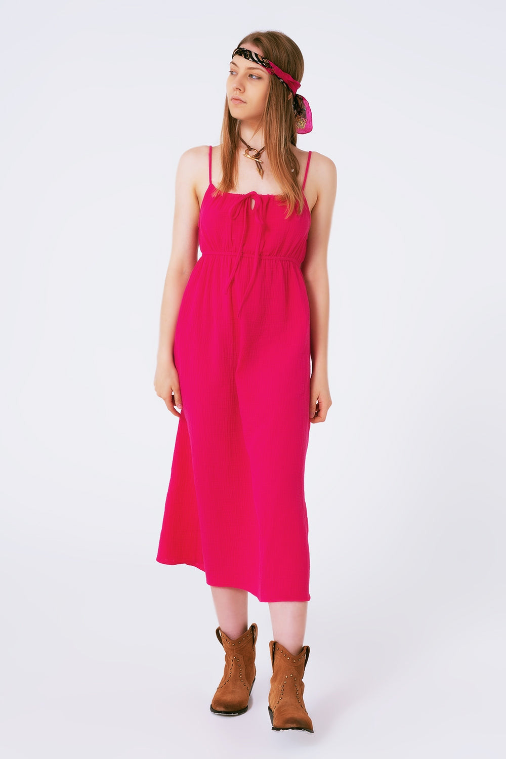 Robe d'été longue fuchsia à bretelles et taille froncée