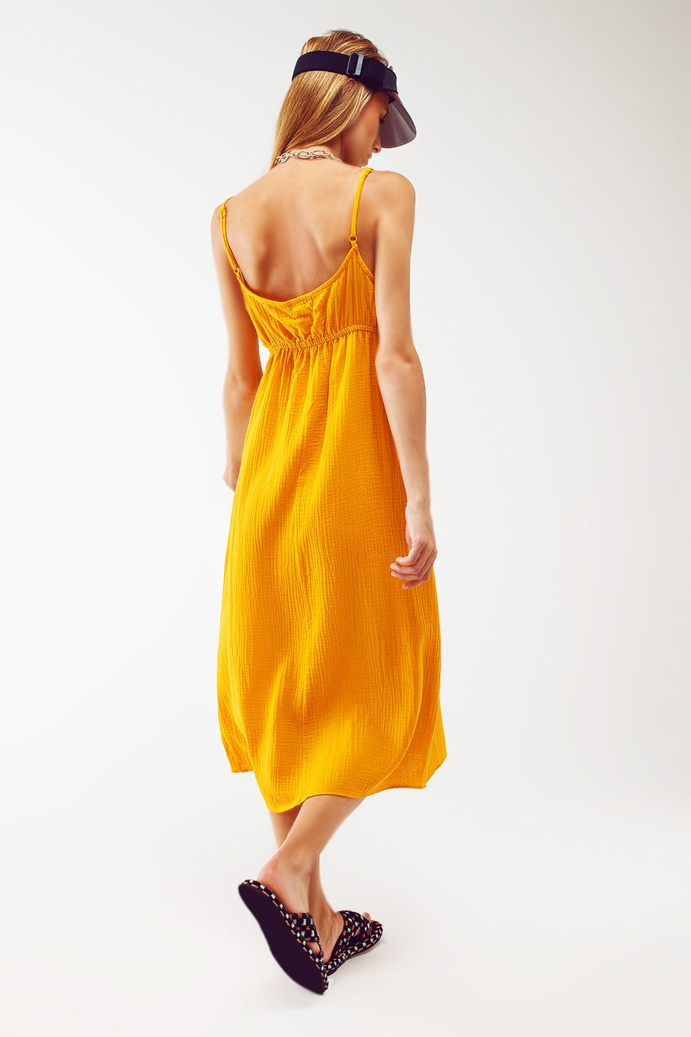Robe d'été longue jaune à bretelles et taille froncée