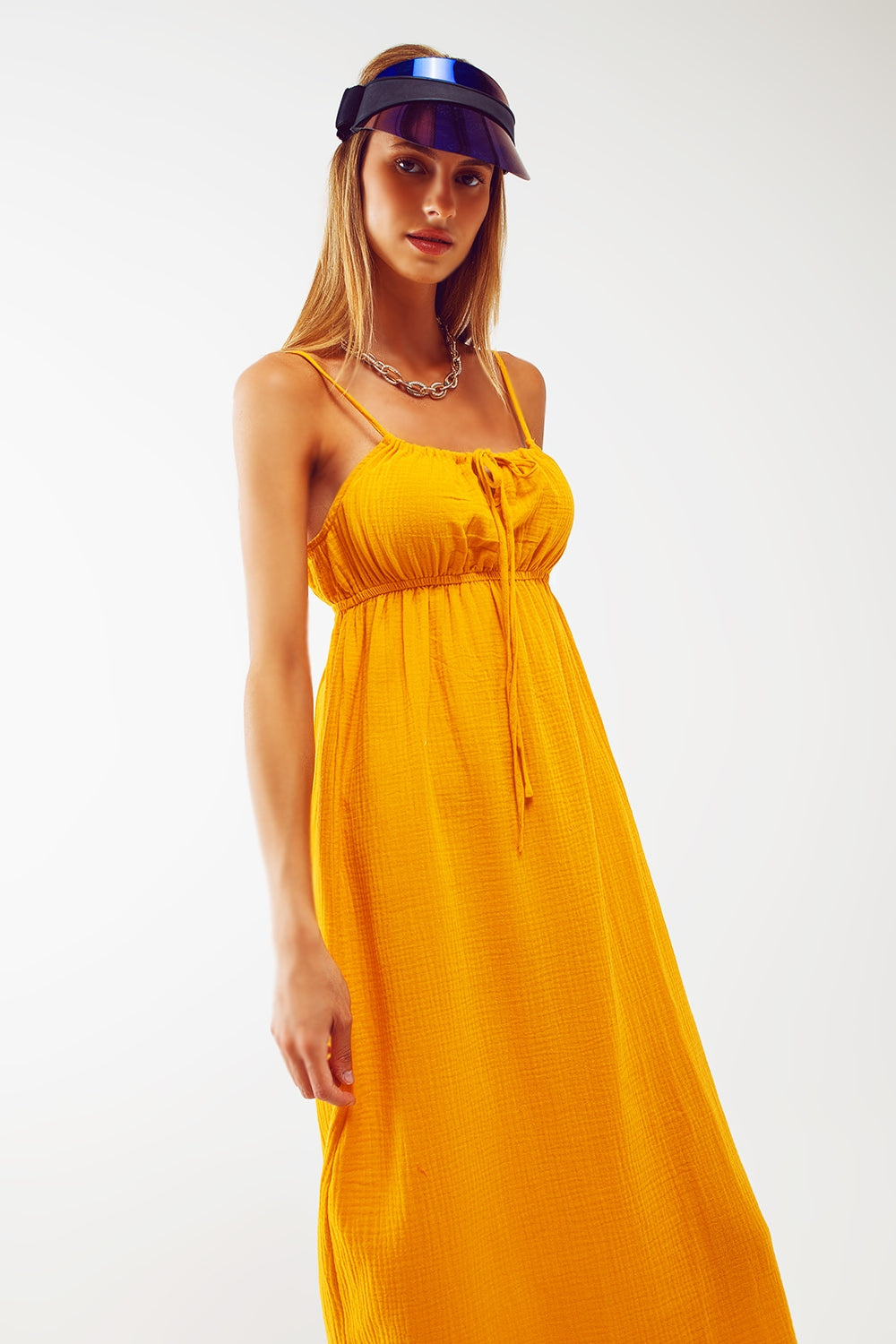Robe d'été longue jaune à bretelles et taille froncée