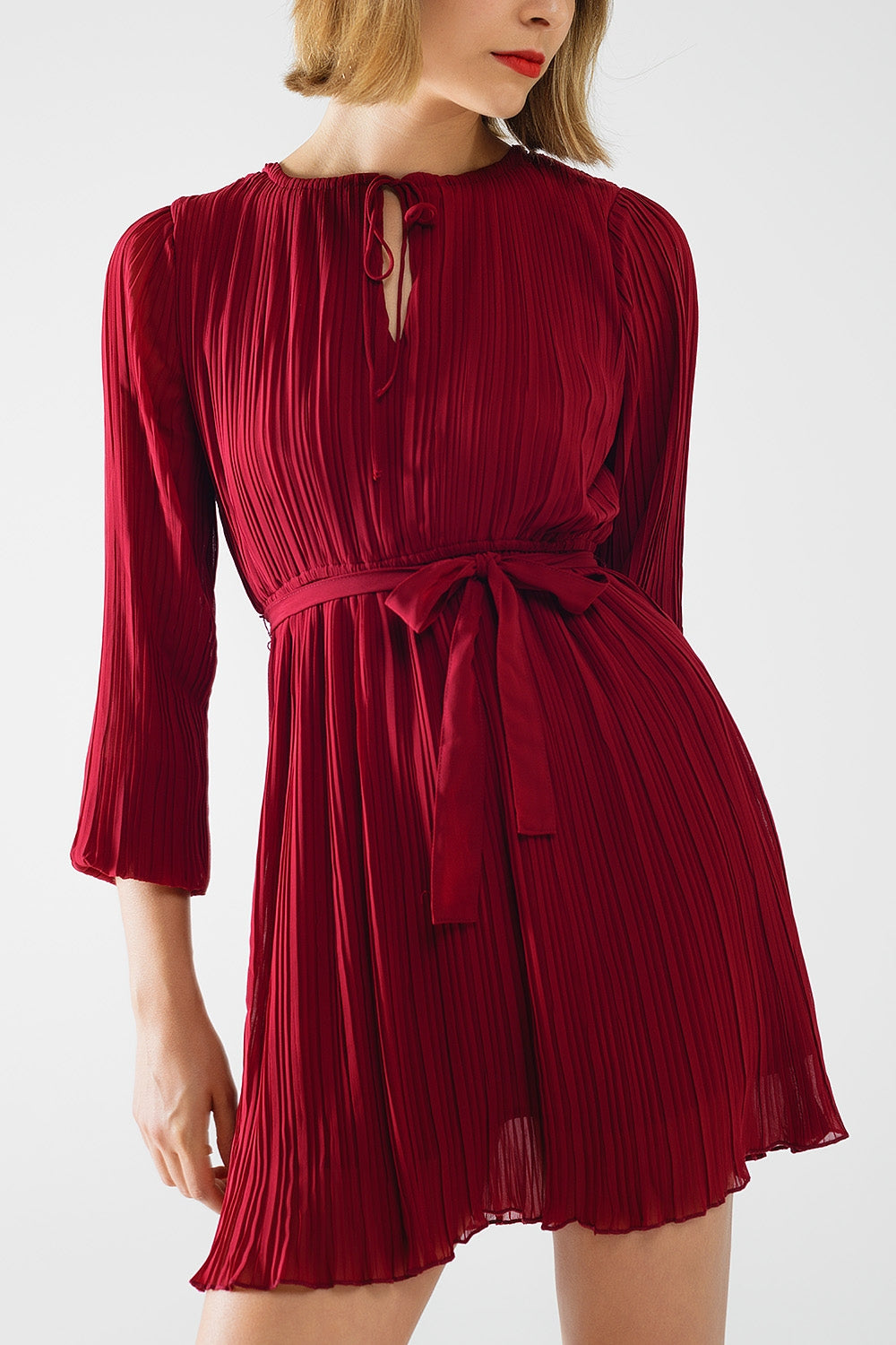 robe en mousseline de soie plissée bordeaux