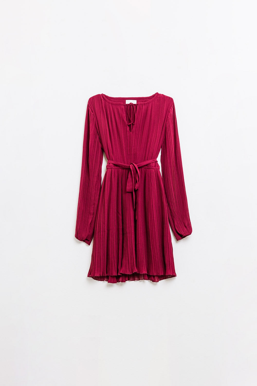 robe en mousseline de soie plissée bordeaux