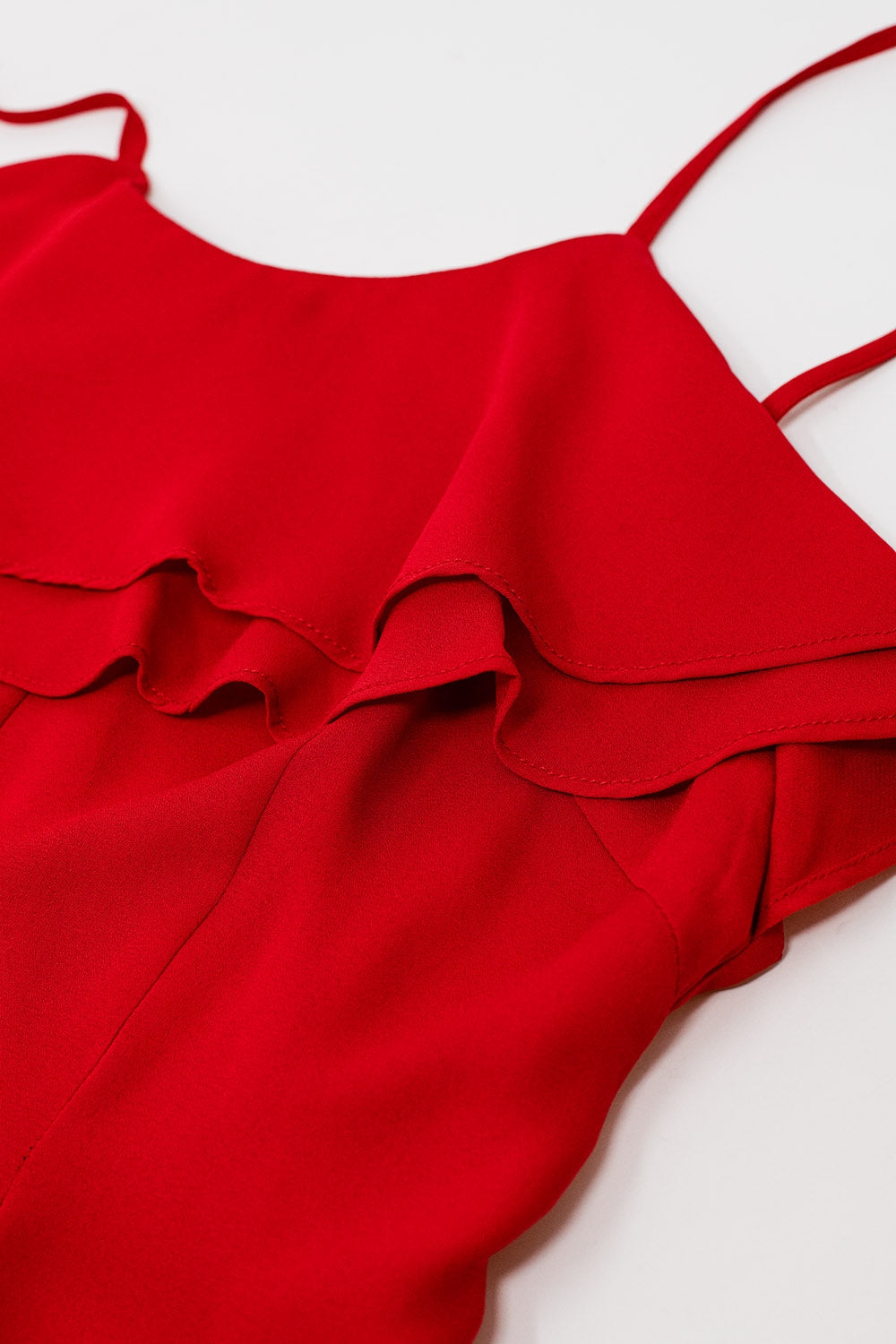 Robe en mousseline de soie rouge avec bretelles et volants