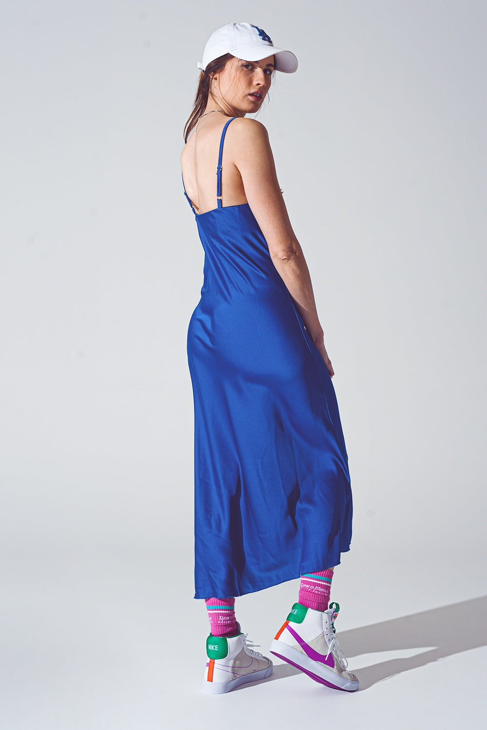 Robe en satin avec encolure en cascade en bleu