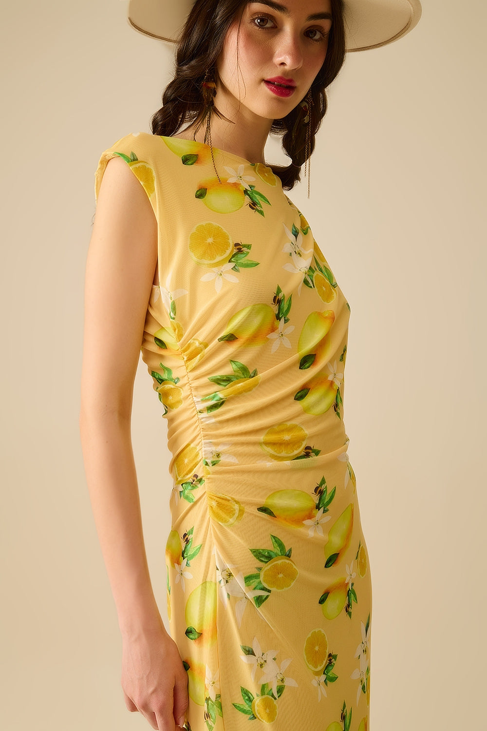 Robe en tulle avec volant sur le côté imprimé jaune citron