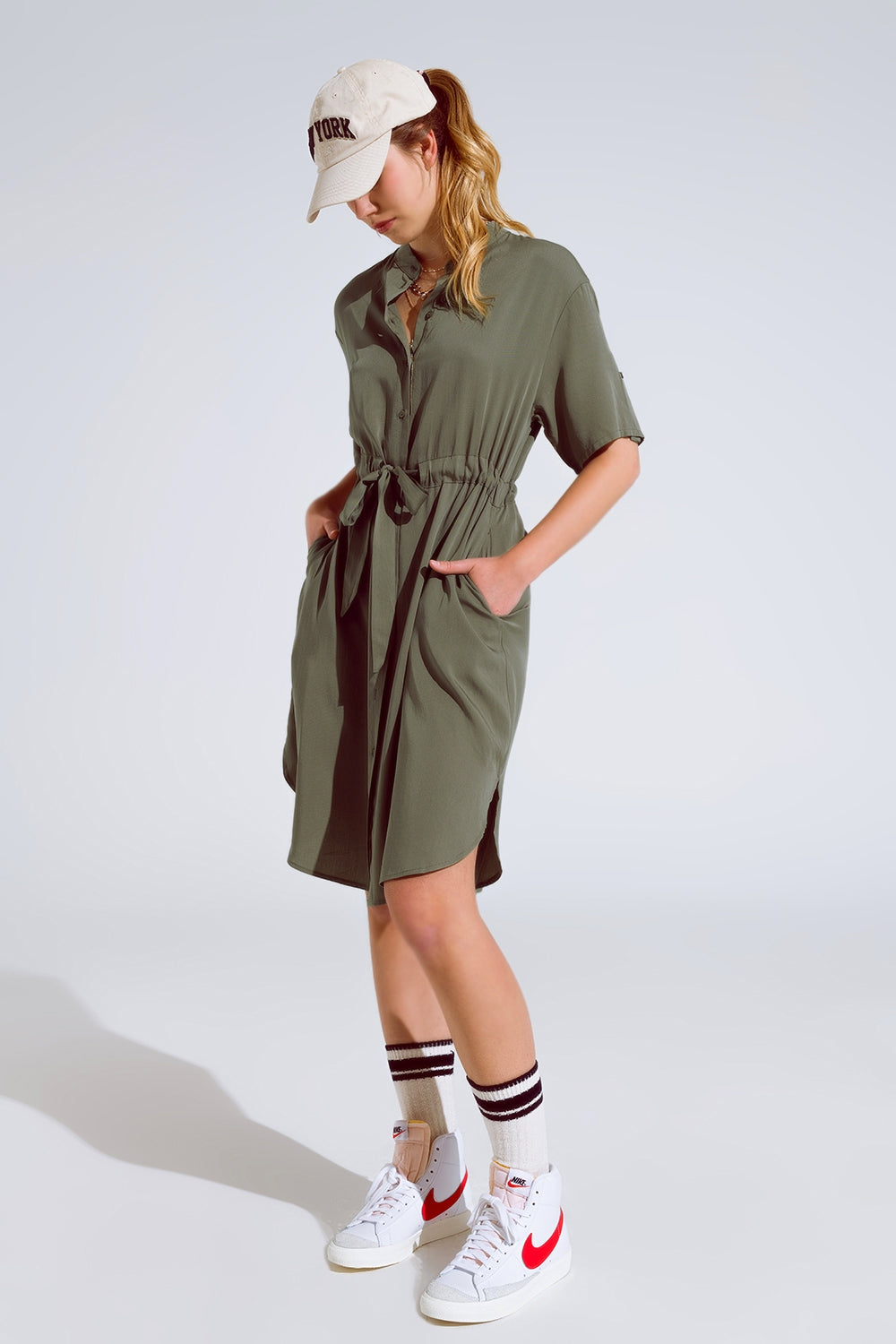 Q2 Robe fluide boutonnée avec ceinture et poches latérales