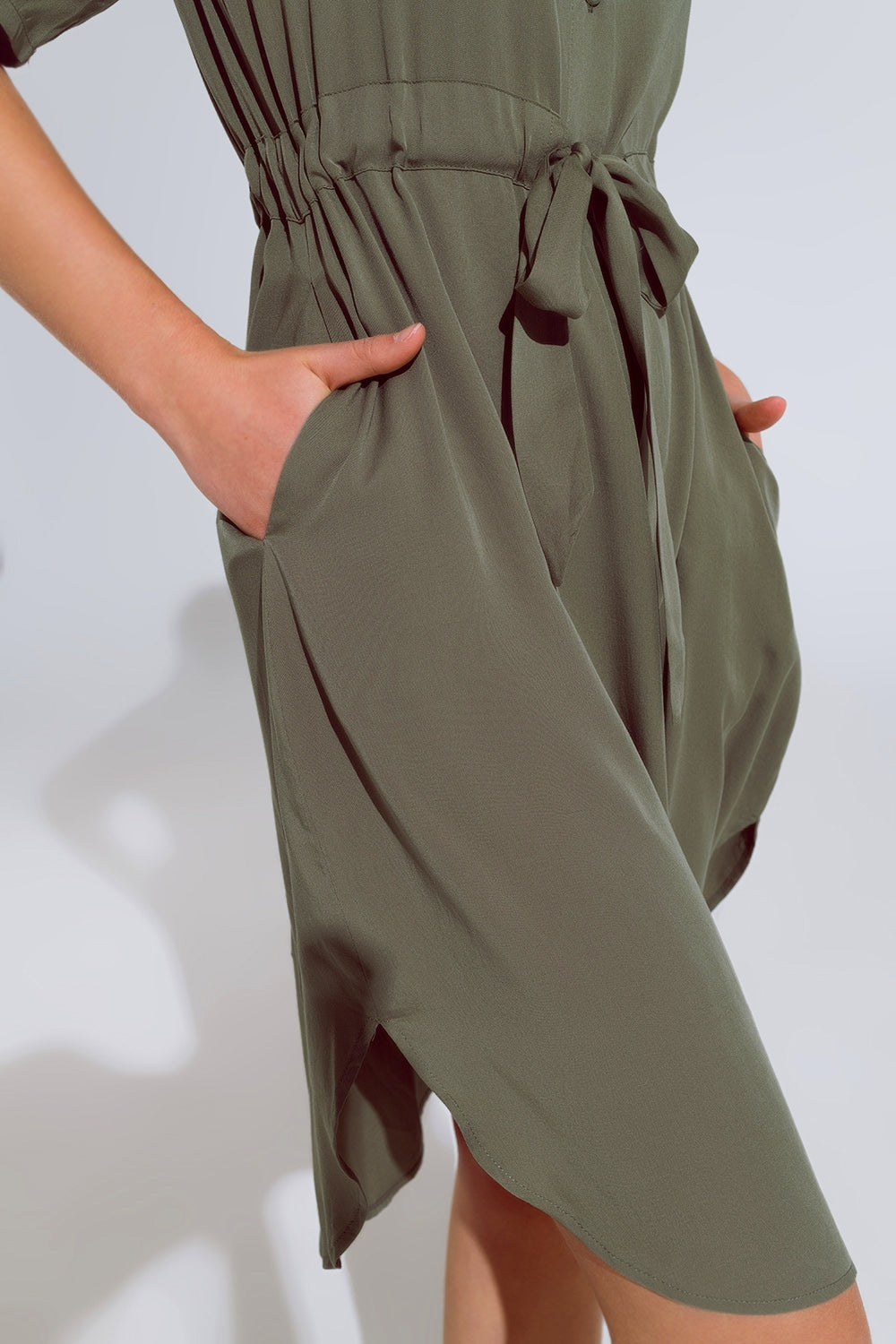 Robe fluide boutonnée avec ceinture et poches latérales