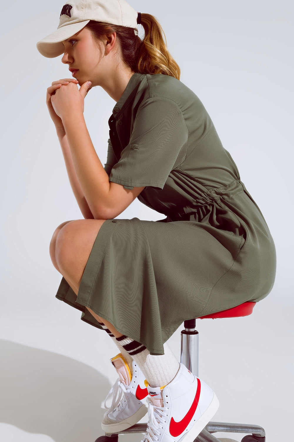 Robe fluide boutonnée avec ceinture et poches latérales