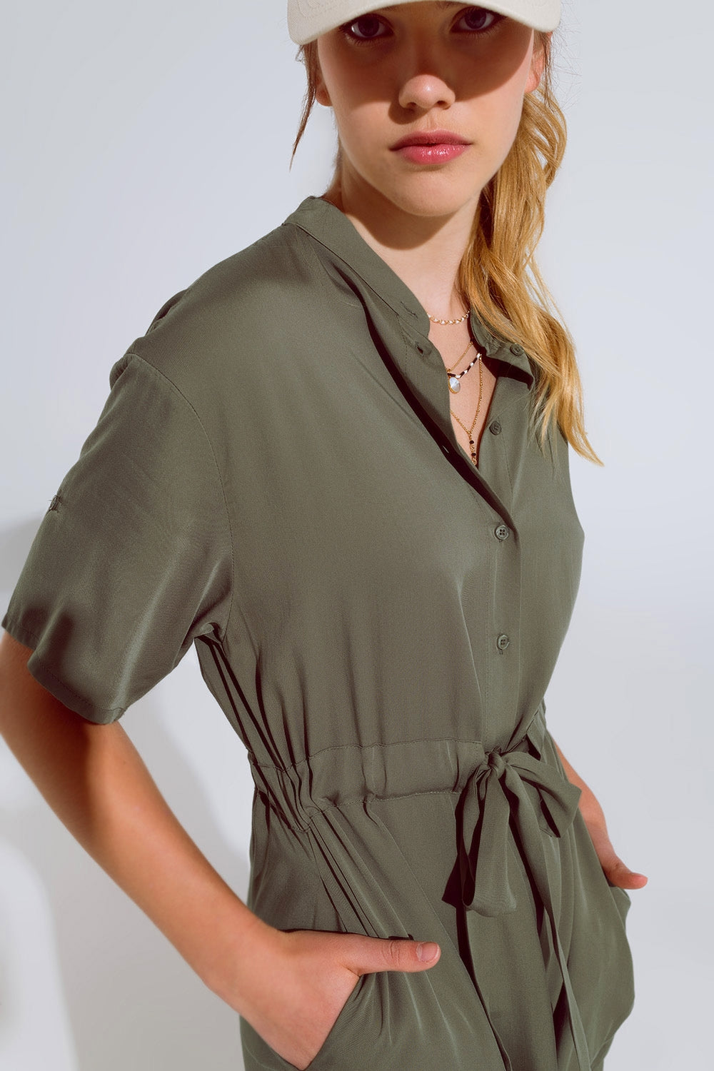 Robe fluide boutonnée avec ceinture et poches latérales
