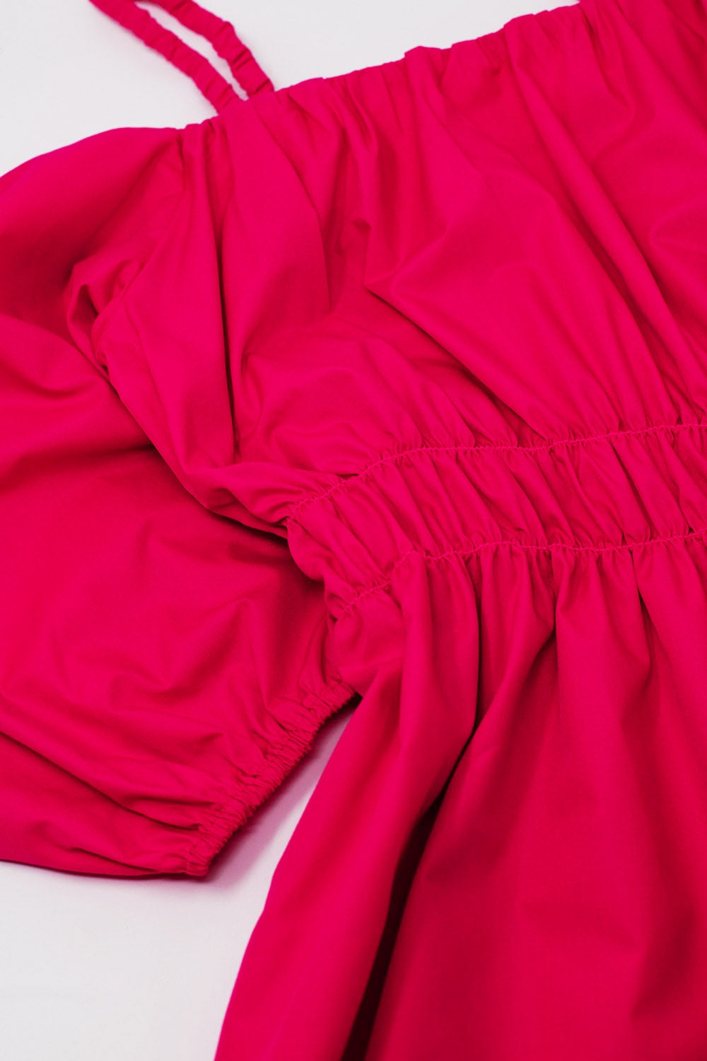 Robe fuchsia midi à manches courtes et bretelles