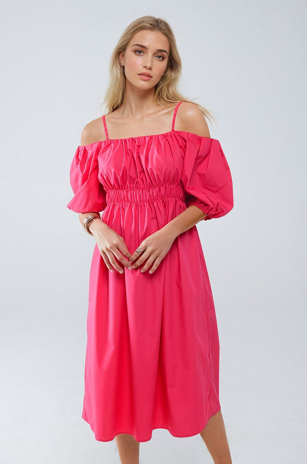 Robe fuchsia midi à manches courtes et bretelles