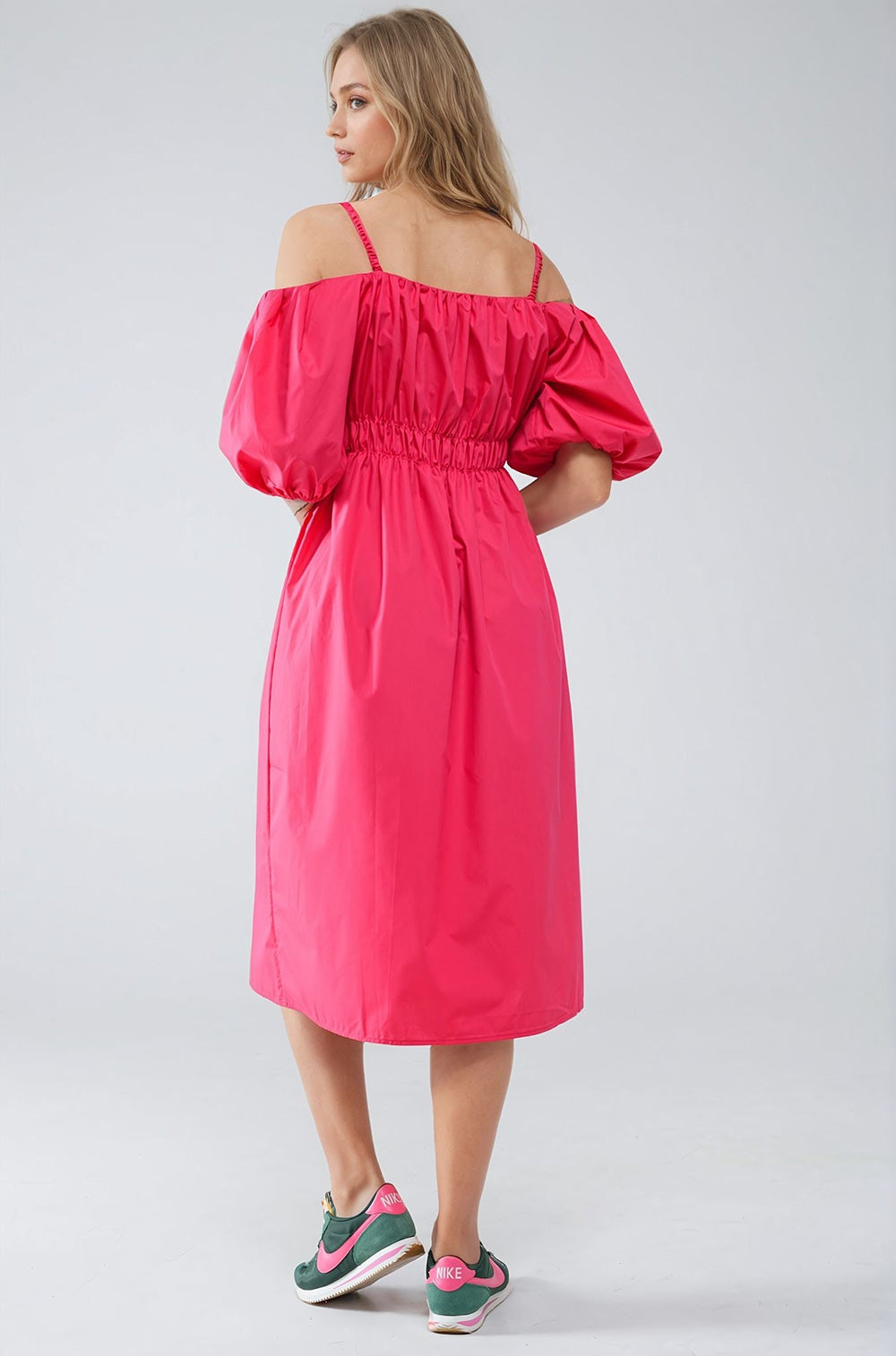 Robe fuchsia midi à manches courtes et bretelles