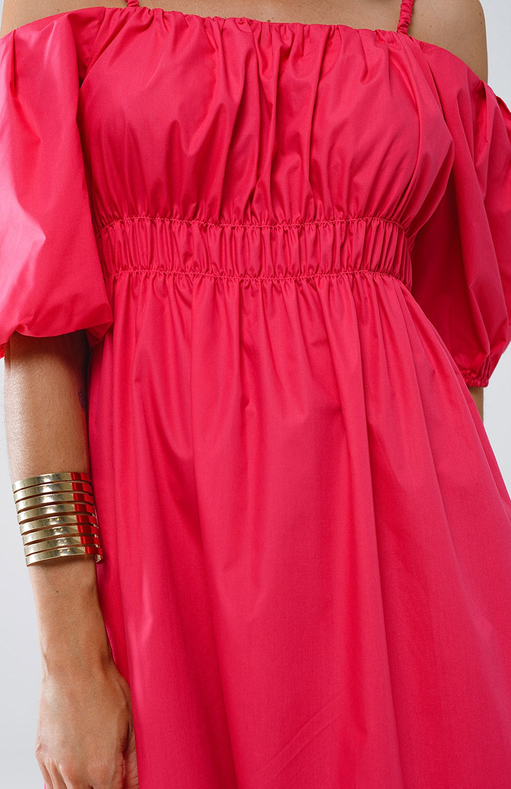 Robe fuchsia midi à manches courtes et bretelles