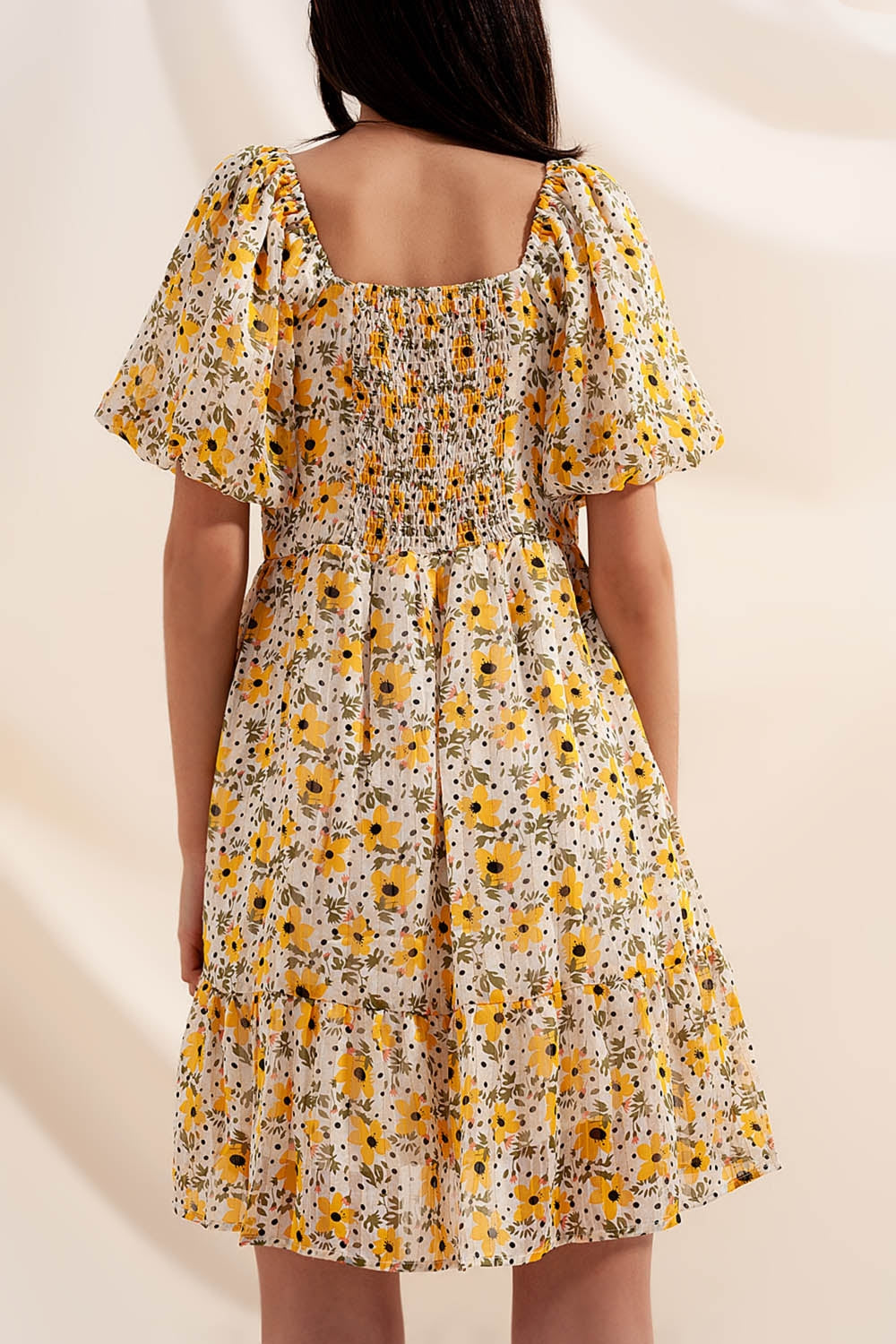 Robe jaune large à manches bouffantes